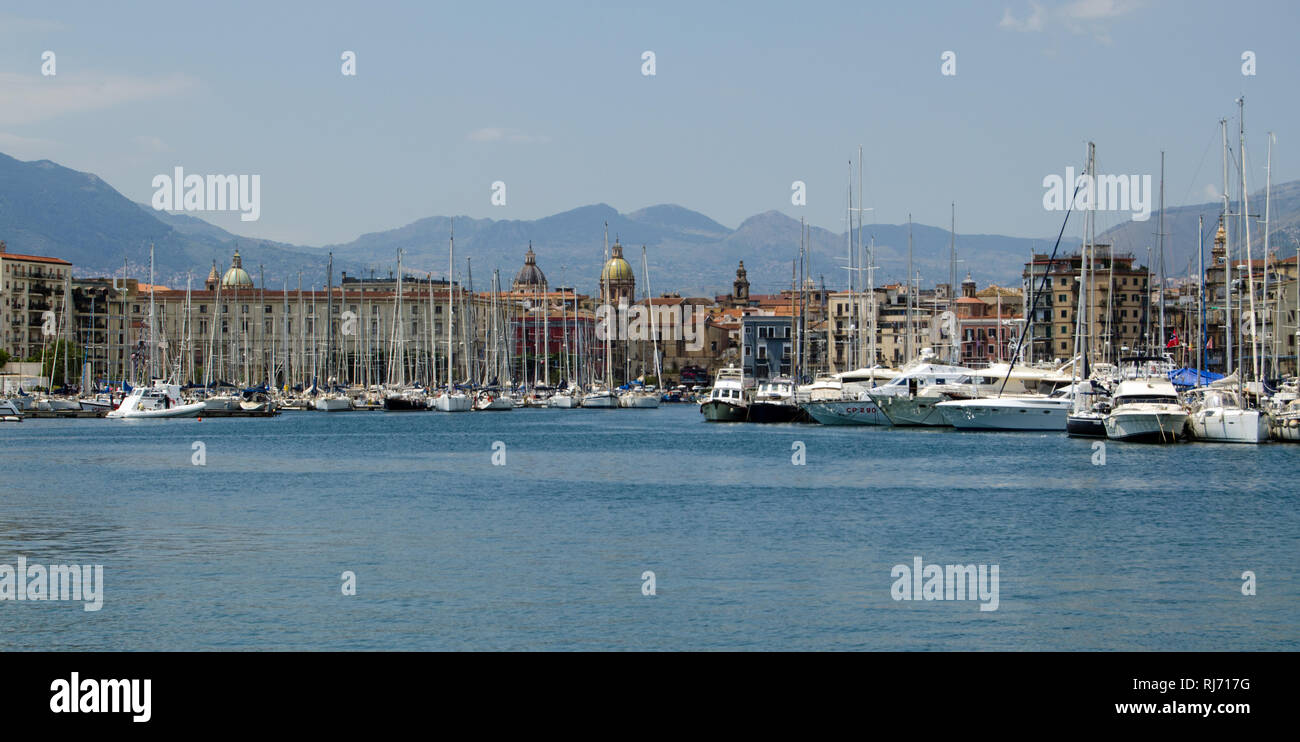 Palerme, Italie - le 18 juin 2018 : vue sur La Cala, le Creek marina, vers le centre-ville historique de Palerme, Sicile sous le soleil d'après-midi d'été. Banque D'Images