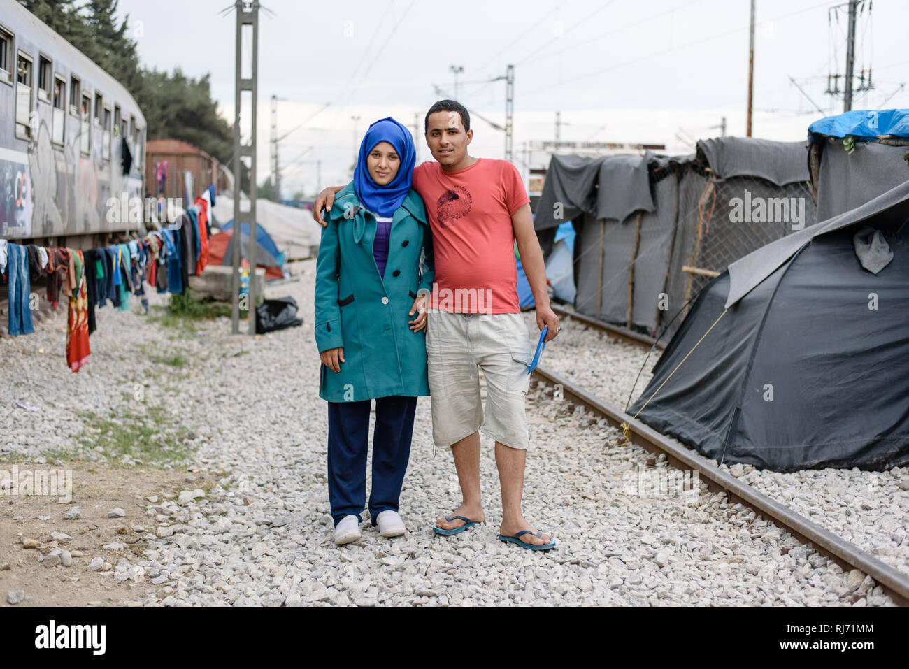 Ein junges Paar aus Syrien. Die Frau und der Mann schwanger guerre machte sich Sorgen und war auf der Suche nach einem Arzt. Dans Flüchtlingscamp Idomeni j Banque D'Images