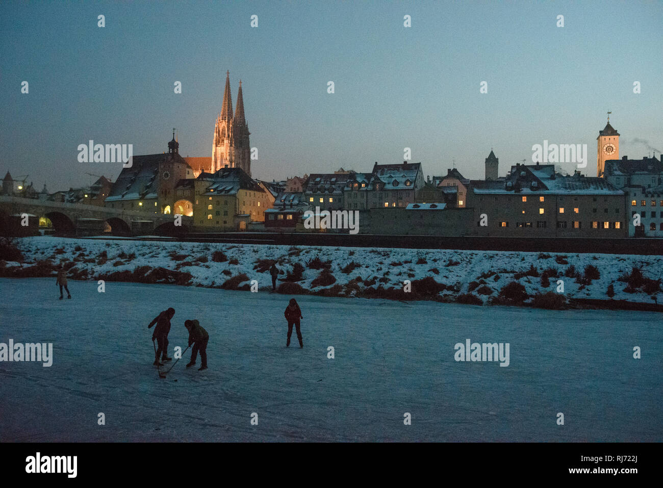Im Januar 2017 es war so kalt in Deutschland, dass die Donau à Regensburg zugefroren, sodass man ist darauf Schlittschuhlaufen konnte. Banque D'Images