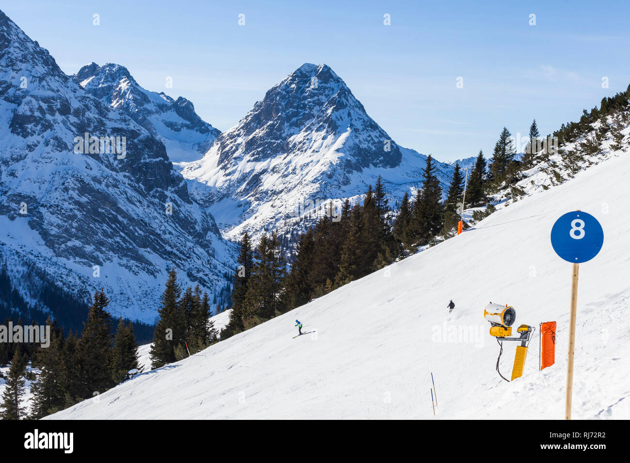 Blaue Pistes, Skifahrer bei der Abfahrt, Banque D'Images