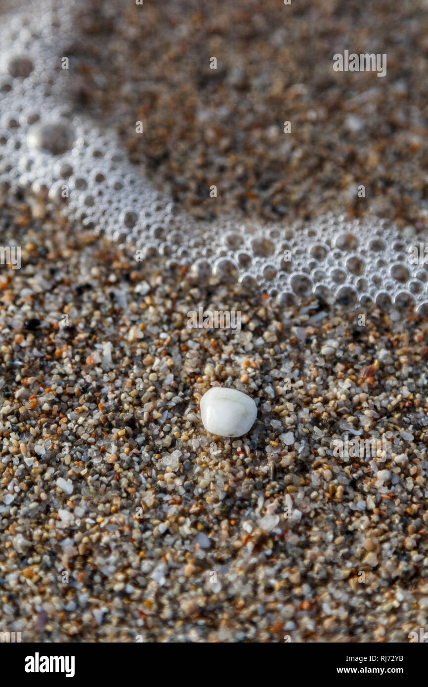 Sand und heller Kieselstein am Strand, Nahaufnahme, Banque D'Images