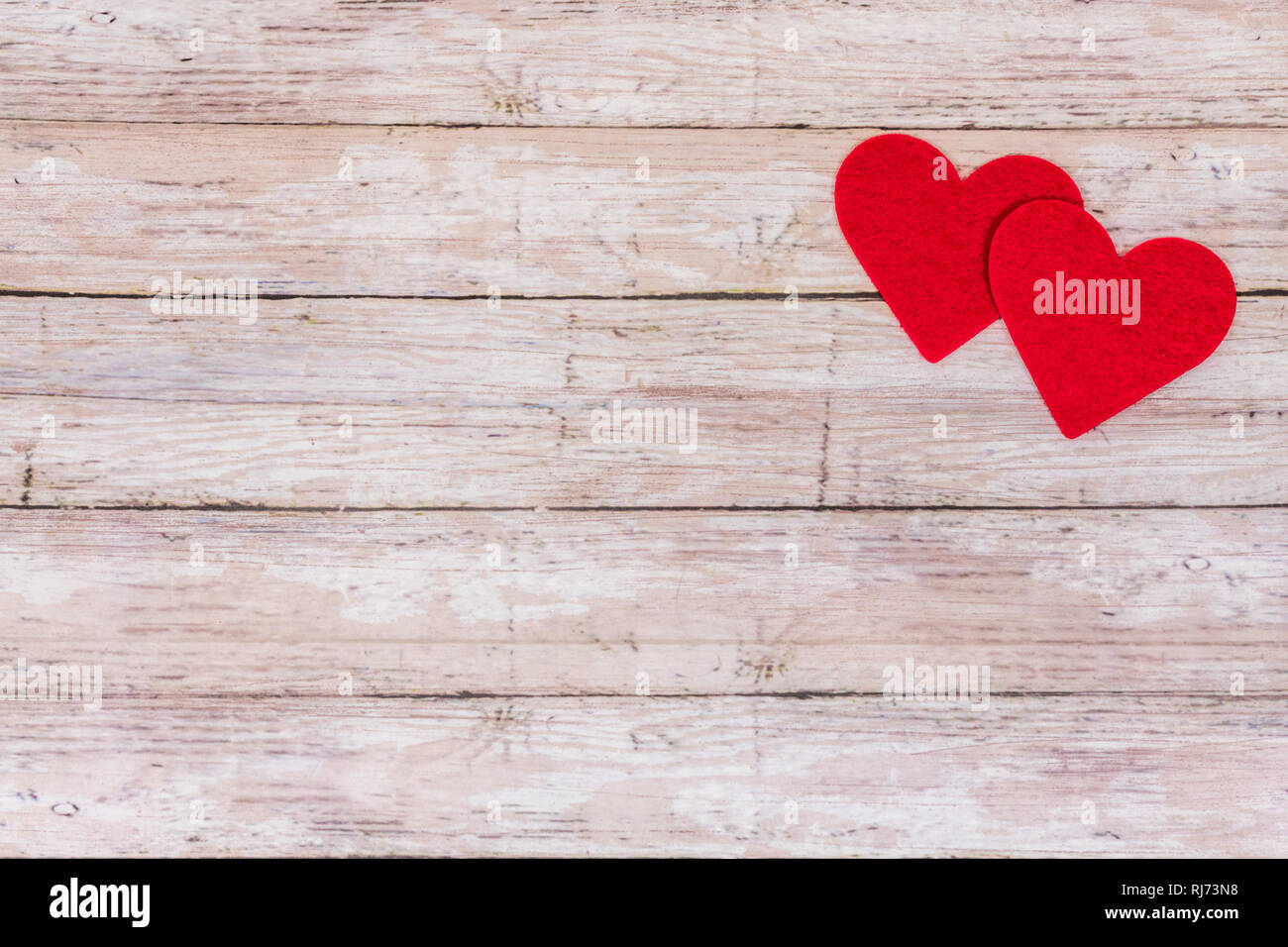 En bois blanc Saint Valentine's day background avec coeurs rouges, copiez l'espace. Symbole de l'amour, l'amour, concept haut Vue, télévision lay Banque D'Images