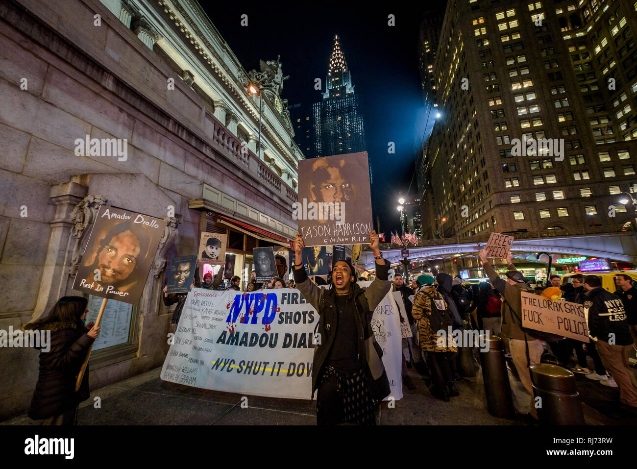 Les membres du groupe activiste NYC Fermer réunis au Grand Central et a pris les rues marchant à Times Square le 4 février 2019, de se rappeler le 20 e anniversaire de l'assassinat d'Amadou Diallo, dans le Bronx, tourné 41 fois par le NYPD. Au cours du mois de mars, le groupe a également affiché des portraits d'autres victimes de brutalités policières. (Photo par Erik McGregor / Pacific Press) Banque D'Images