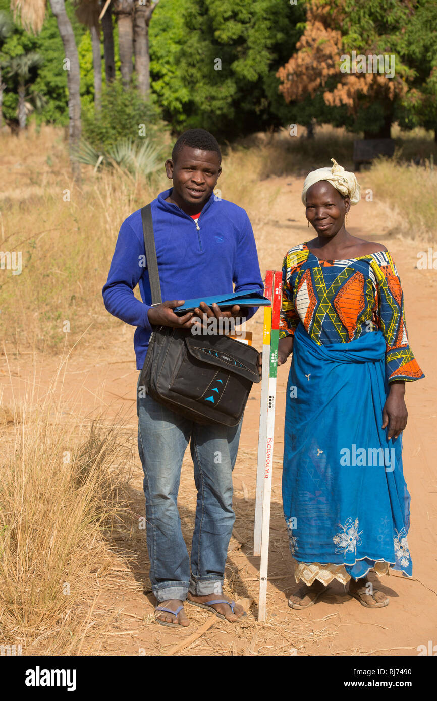 Village de Karfiguela, Banfora, région de Cascades, Burkina Faso, 6 décembre 2016; Lioutou Kone, (à gauche) et Mariam Sagnon, distributeurs de médicaments communautaires, en route entre les ménages. Banque D'Images