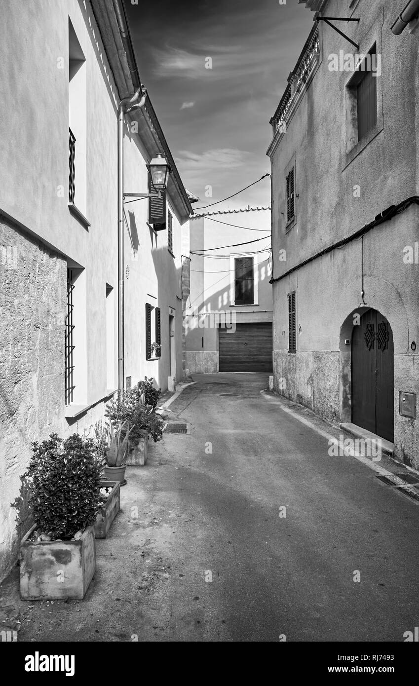 Photo noir et blanc d'un vide dans la rue de la vieille ville d'Alcudia, Mallorca, Espagne. Banque D'Images
