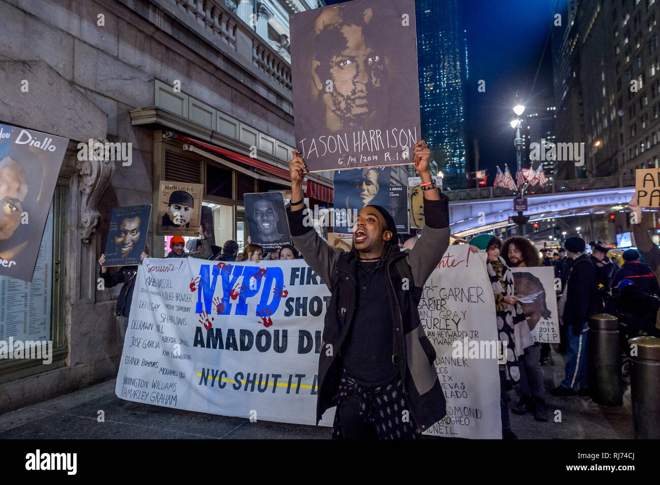 Les membres du groupe activiste NYC Fermer réunis au Grand Central et a pris les rues marchant à Times Square le 4 février 2019, de se rappeler le 20 e anniversaire de l'assassinat d'Amadou Diallo, dans le Bronx, tourné 41 fois par le NYPD. Au cours du mois de mars, le groupe a également affiché des portraits d'autres victimes de brutalités policières. (Photo par Erik McGregor / Pacific Press) Banque D'Images