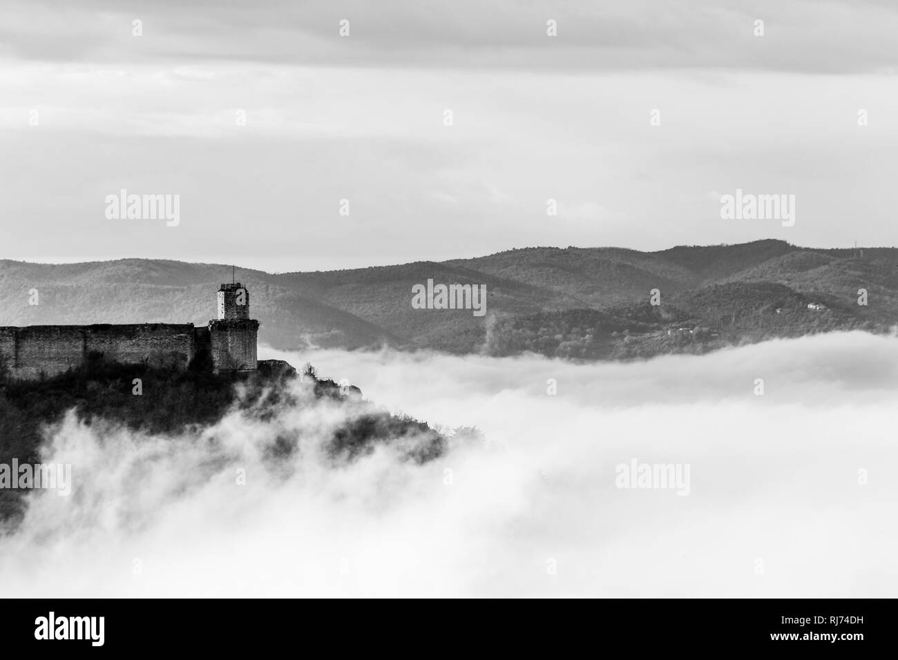 Vue de château Rocca Maggiore à Assise (Ombrie, Italie) au milieu du brouillard Banque D'Images