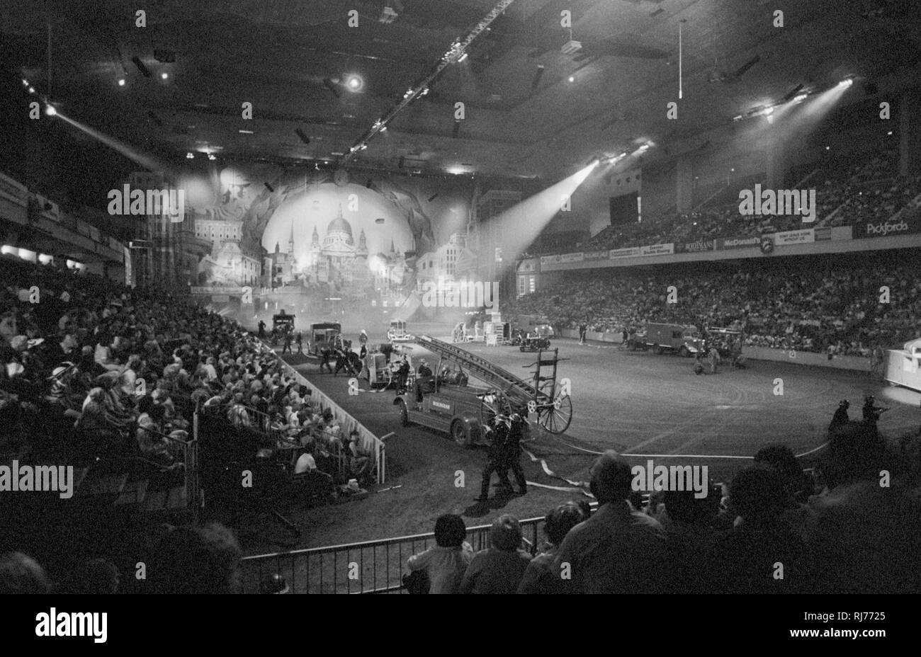 Aperçu du tournoi Royal, qui s'ouvre à Earl's Court, à Londres, avec la bataille d'Angleterre comme le thème de cette année, et recréer le blitz sur Londres, avec l'accent sur l'héroïsme de la Royal Air Force. Banque D'Images