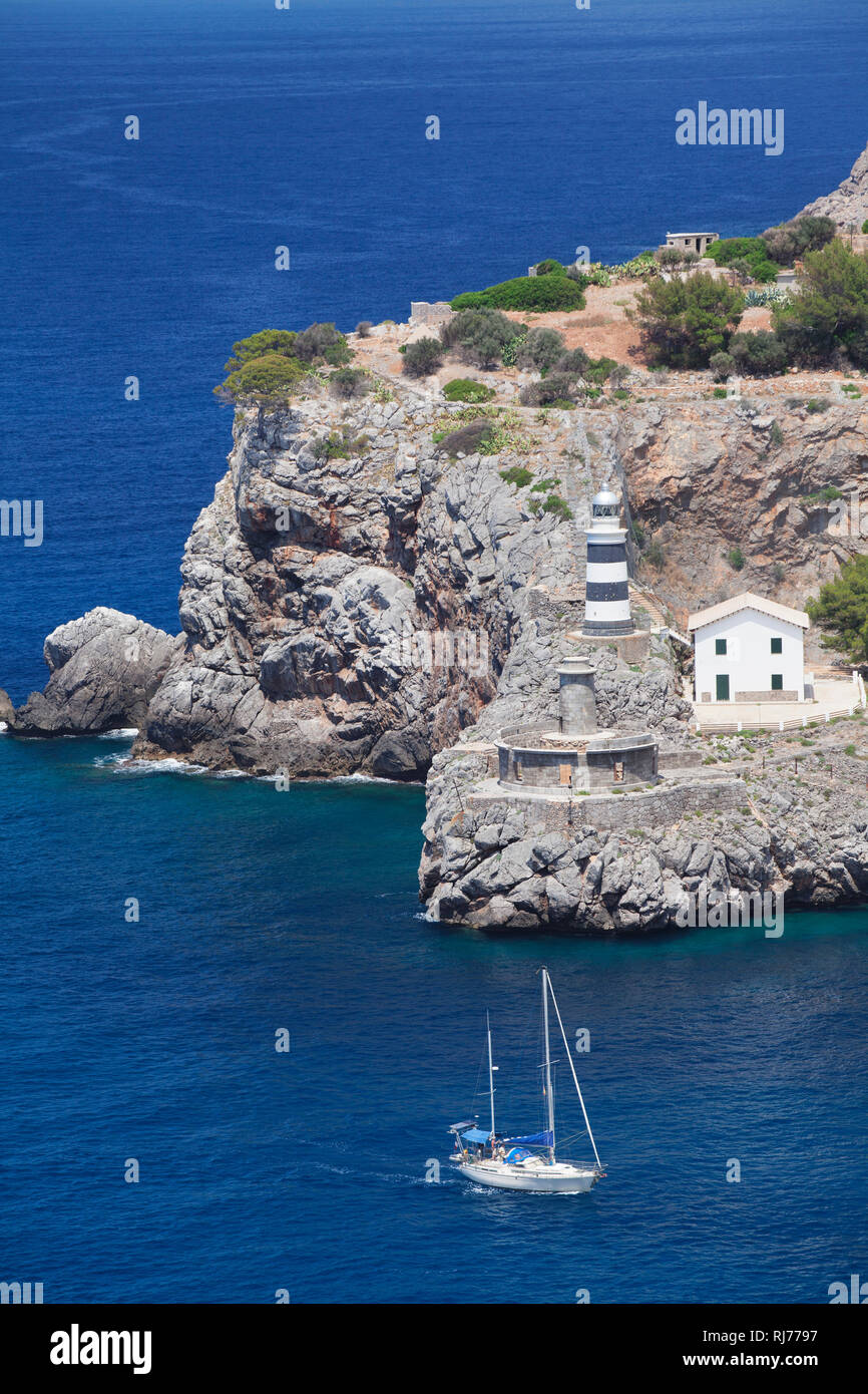 Leuchtturm loin de sa Creu an der Hafeneinfahrt, Port de Soller, Majorque, Baléares, Espagne Banque D'Images