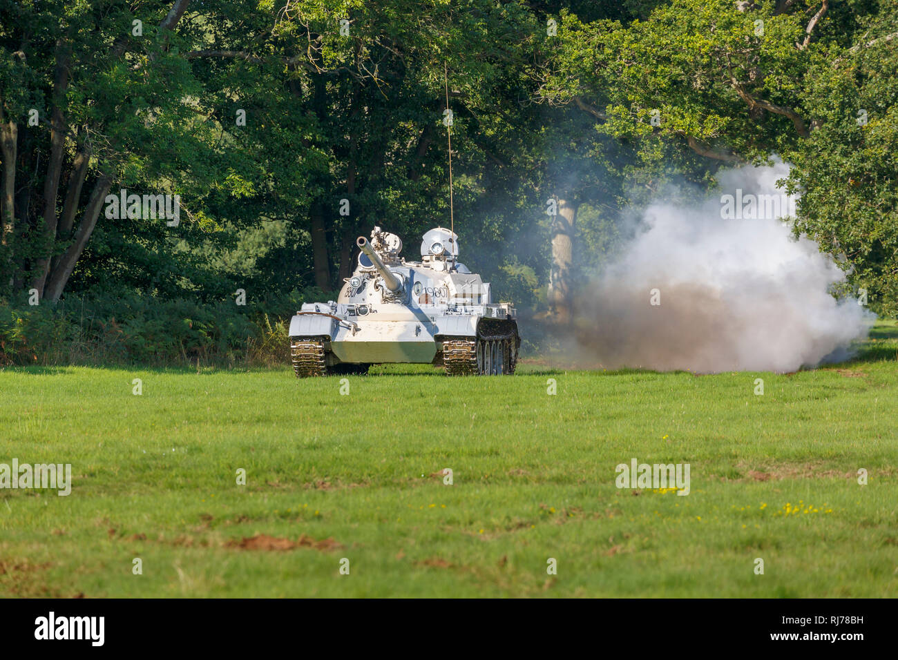 T55Un char de combat Vue de face en mouvement et de dégagement de fumée, ex armée slovaque réserver, dans l'armée péruvienne de couleurs, utilisé pour l'affichage airshow rides Banque D'Images