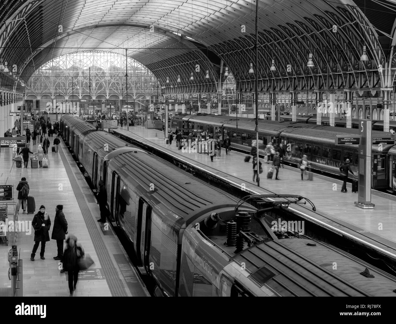 Vue monochrome de la ligne principale de Great Western Railway station à Paddington, Londres, Angleterre, Royaume-Uni Banque D'Images