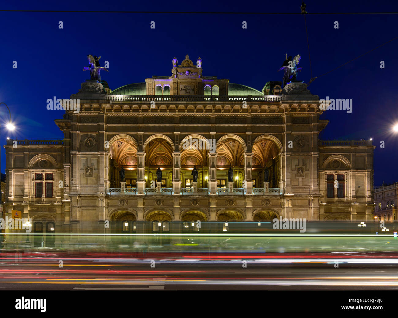 À l'Opéra d'état de sentiers de lumière avec Opernring voitures, Wien, Vienne, 01. Vieille Ville, Wien, Autriche Banque D'Images