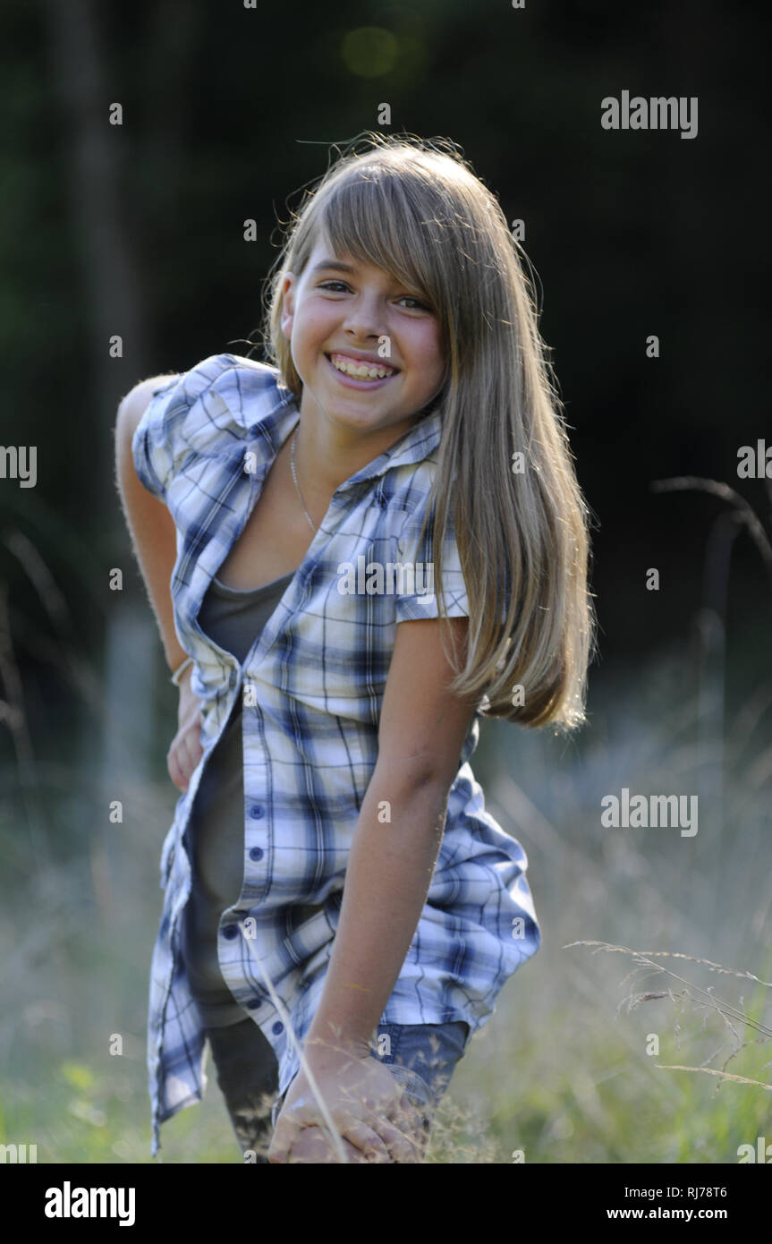 12 Jahriges Madchen Mit Langen Lachend Blondn Haaren Steht Auf Einer Wiese Mit Hohen Grasern Hintergrund Unscharf Photo Stock Alamy