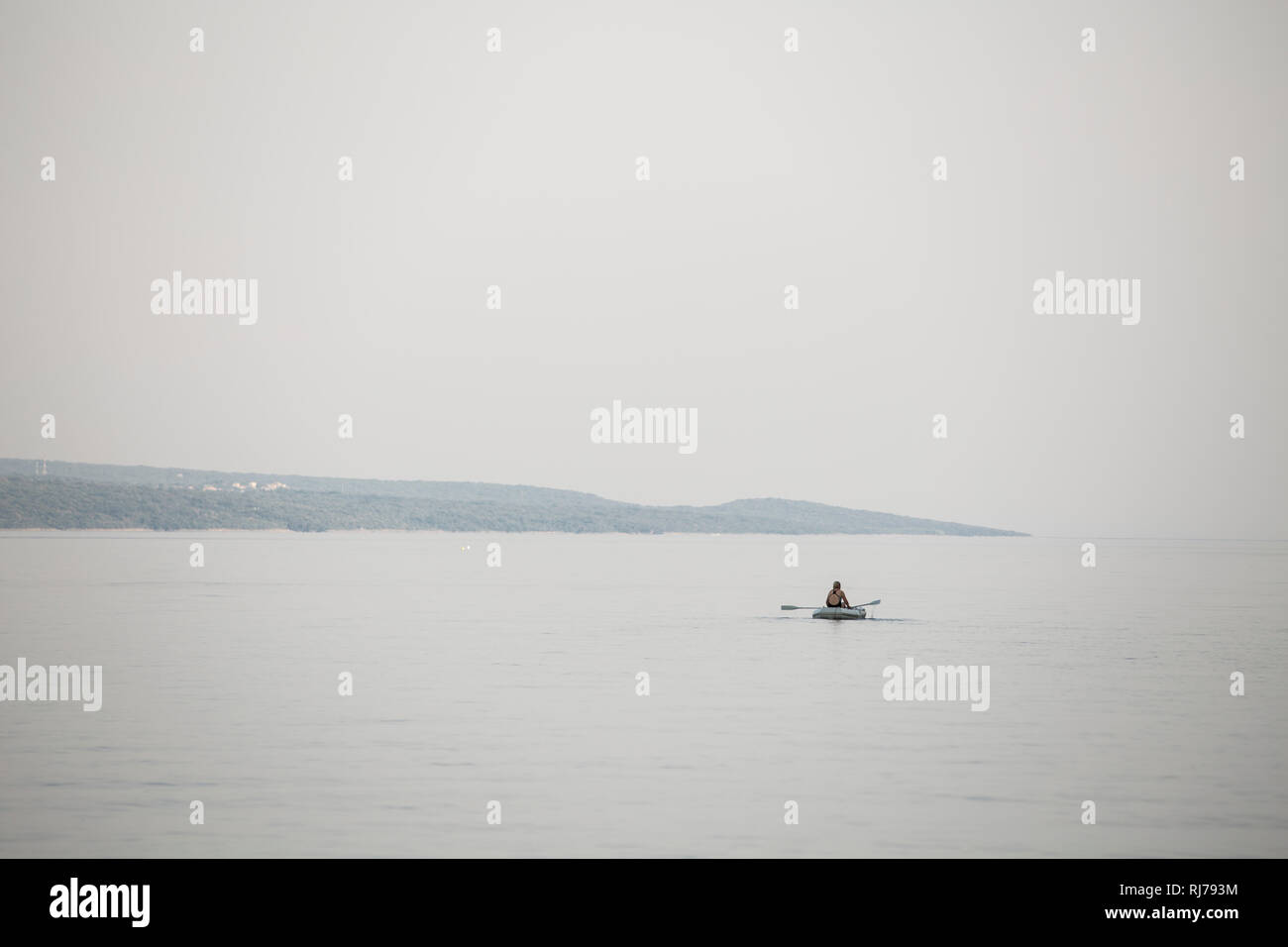 Einzelnes Schlauchboot auf dem Wasser Banque D'Images