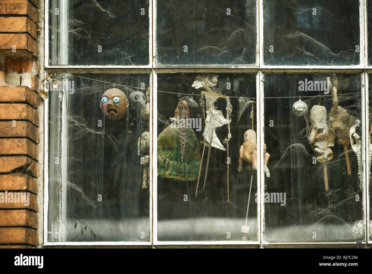 Puppenköpfe Stabpuppen hinter Glas und die alten Fabrikgeländes, perdu, Banque D'Images