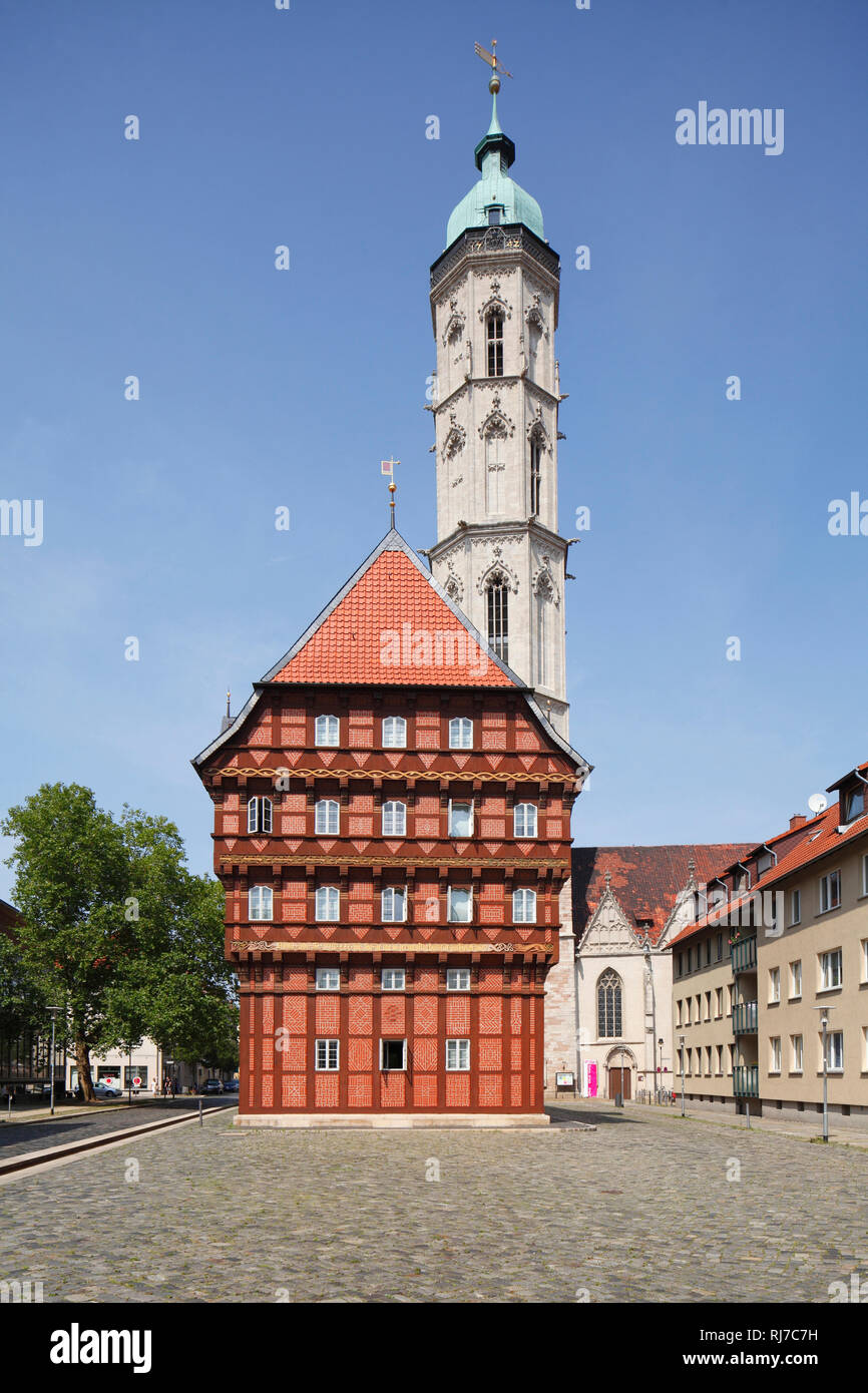 Deutschland, Niedersachsen, Braunschweig, Haus Alte Waage mit Sankt-Andreas-Kirche Banque D'Images