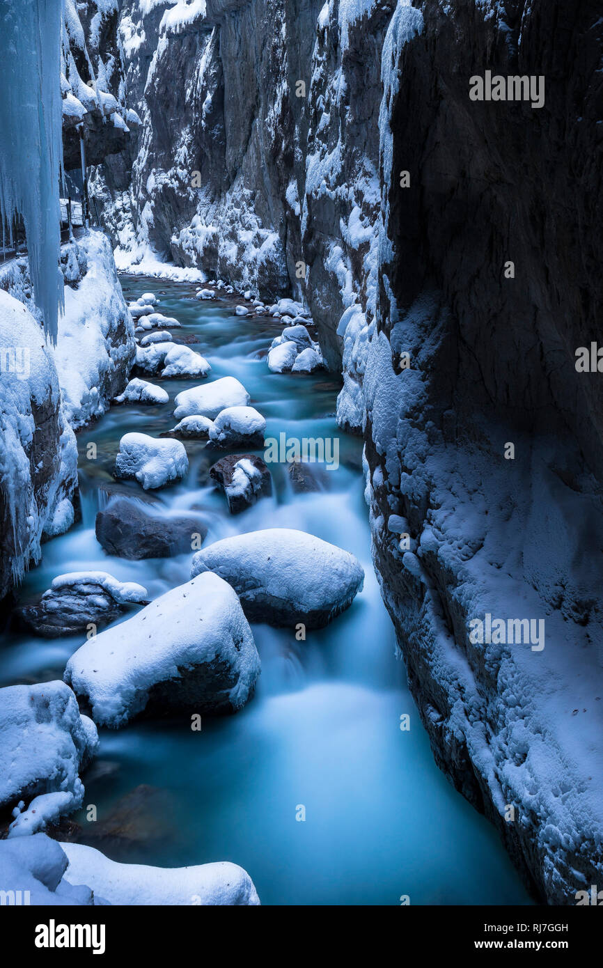 Deutschland, Bayern, Bayerische Alpen, Garmisch-Partenkirchen, Partnachklamm im Winter Banque D'Images