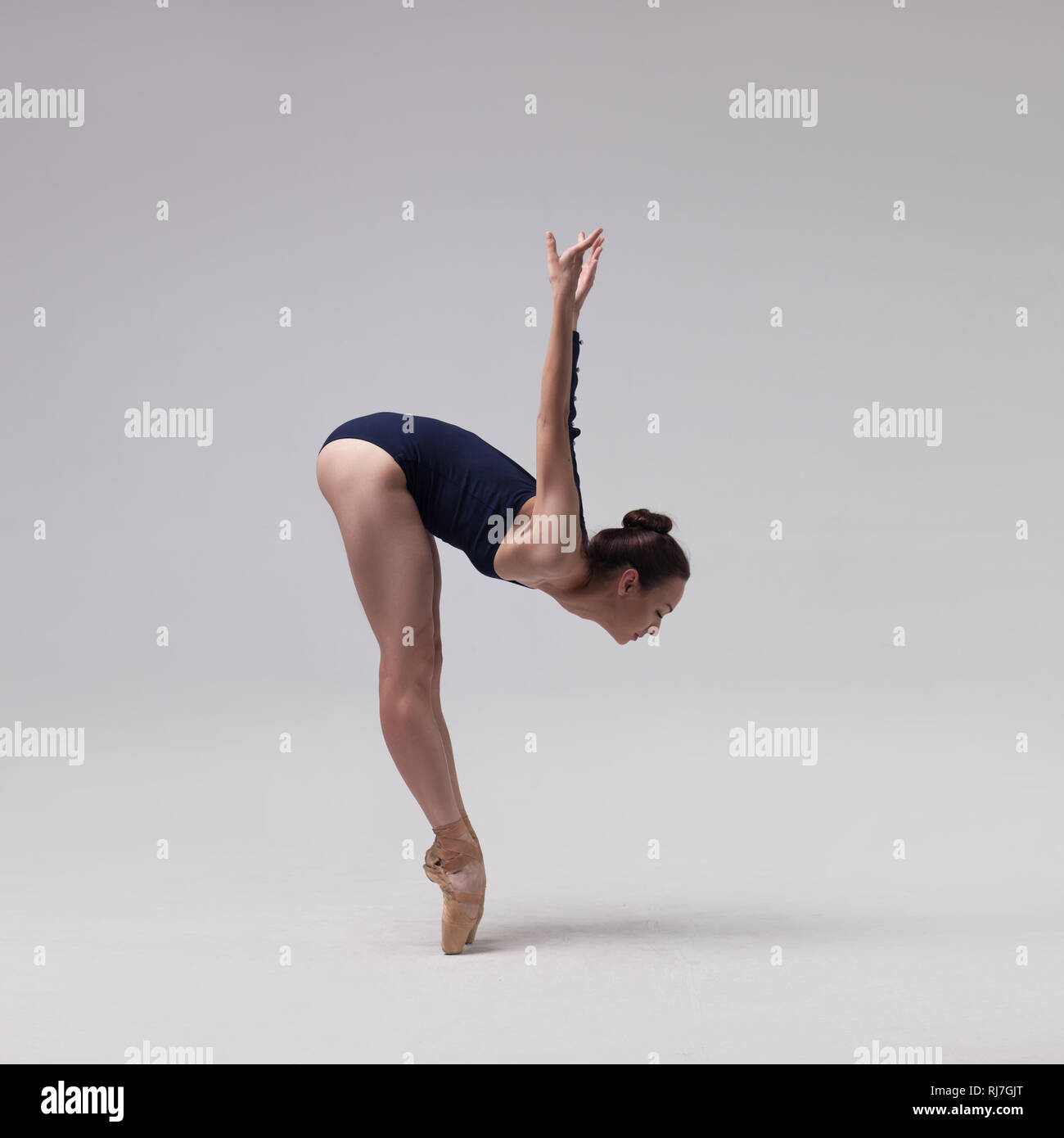 Belle danseuse de ballet posant sur pointes. Banque D'Images