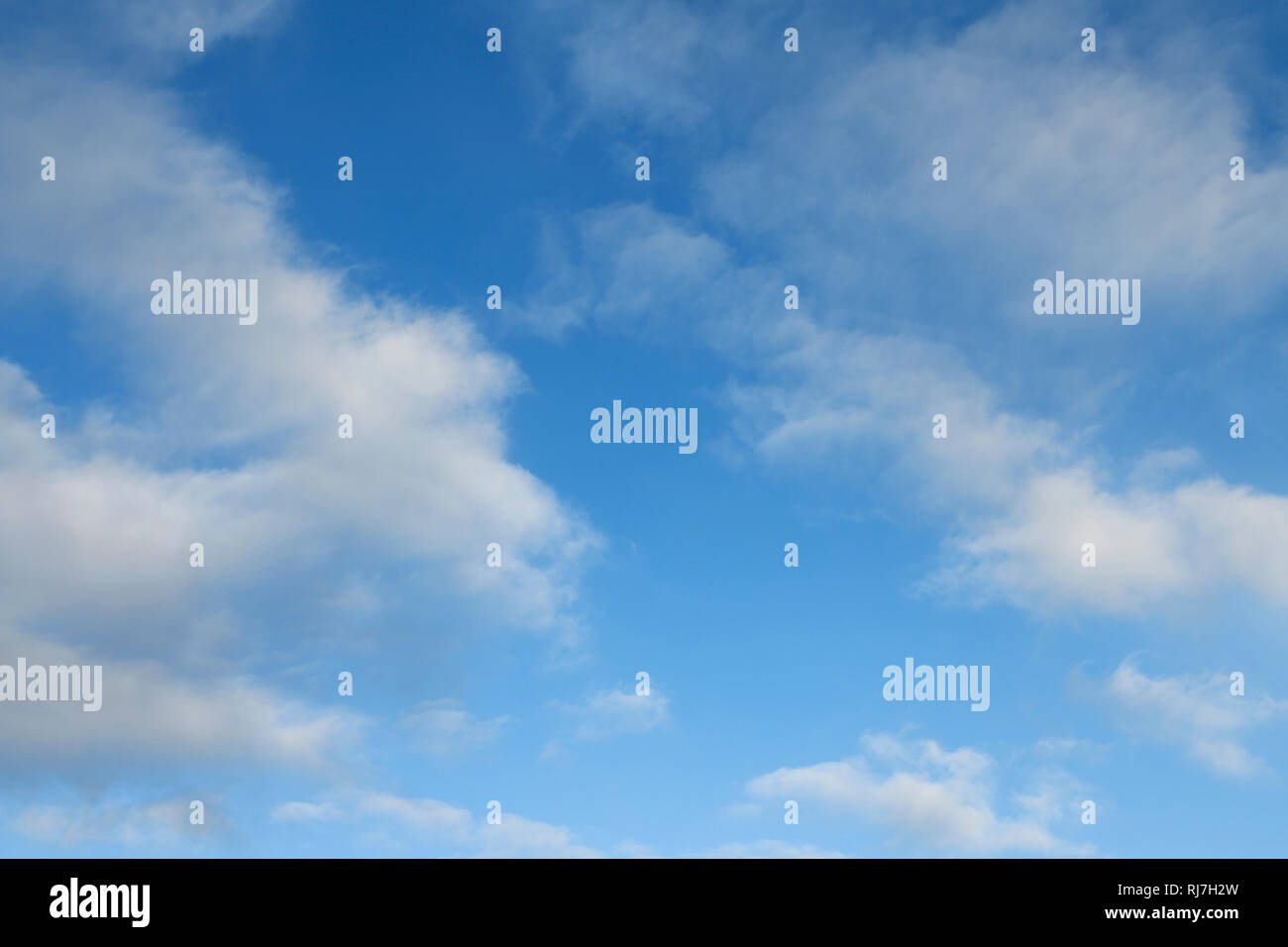Un ciel bleu avec des nuages Banque D'Images