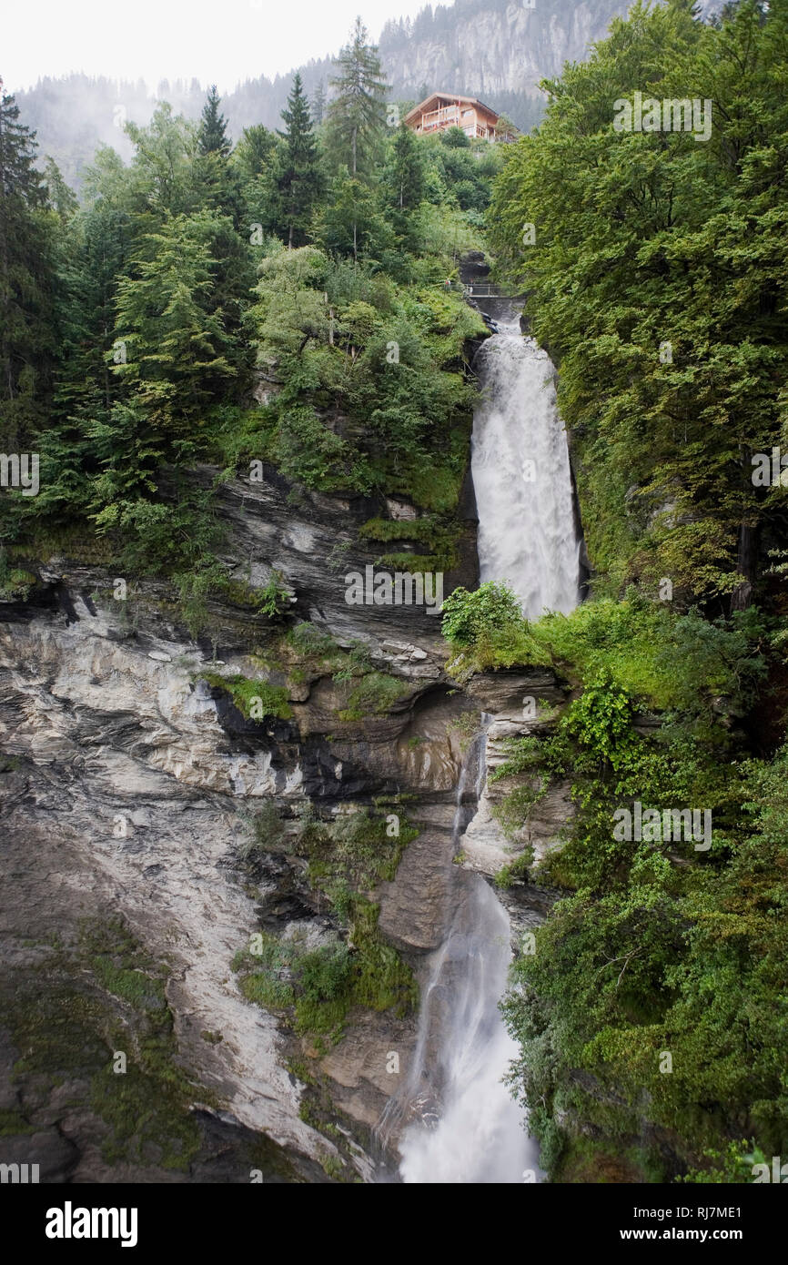 Reichenbach Falls, 62200, canton de Berne, Suisse : Gasthaus Zwirgi perché au sommet des chutes Banque D'Images
