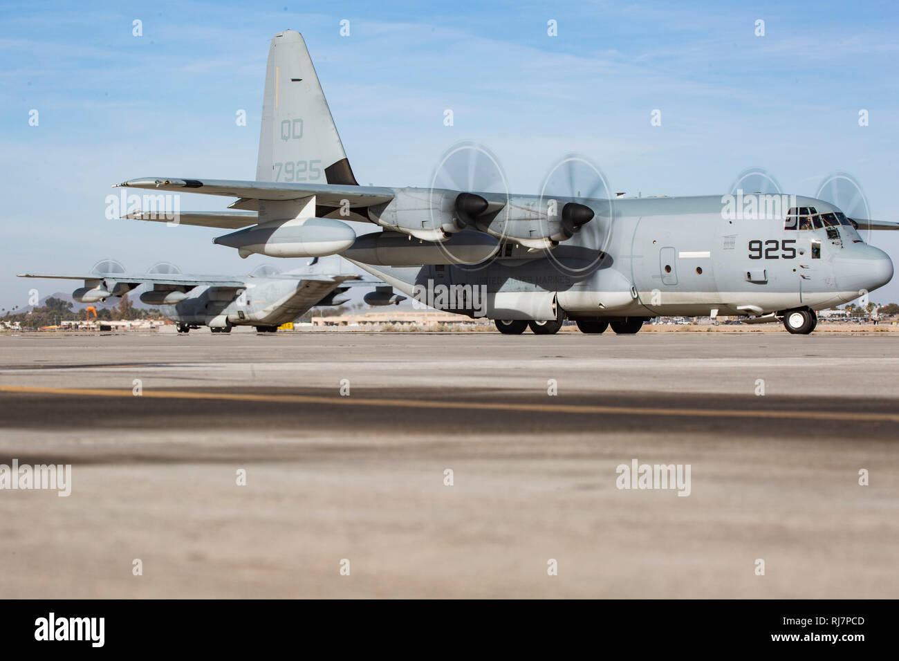 KC-130J Super Hercules avec ravitaillement aérienne et maritime de l'Escadron de transport 152 décoller pendant l'exercice à l'Horizon 19 Yuma Marine Corps Air Station Yuma, Arizona, le 18 janvier 2019. Yuma exercice Horizon est une formation au niveau de l'escadron de l'exercice avec un accent sur l'éducation dans une gamme d'exigences de mission visant à maintenir la capacité de l'escadron dans un environnement d'exploitation. (U.S. Marine Corps photo par Lance Cpl. Seth Rosenberg) Banque D'Images