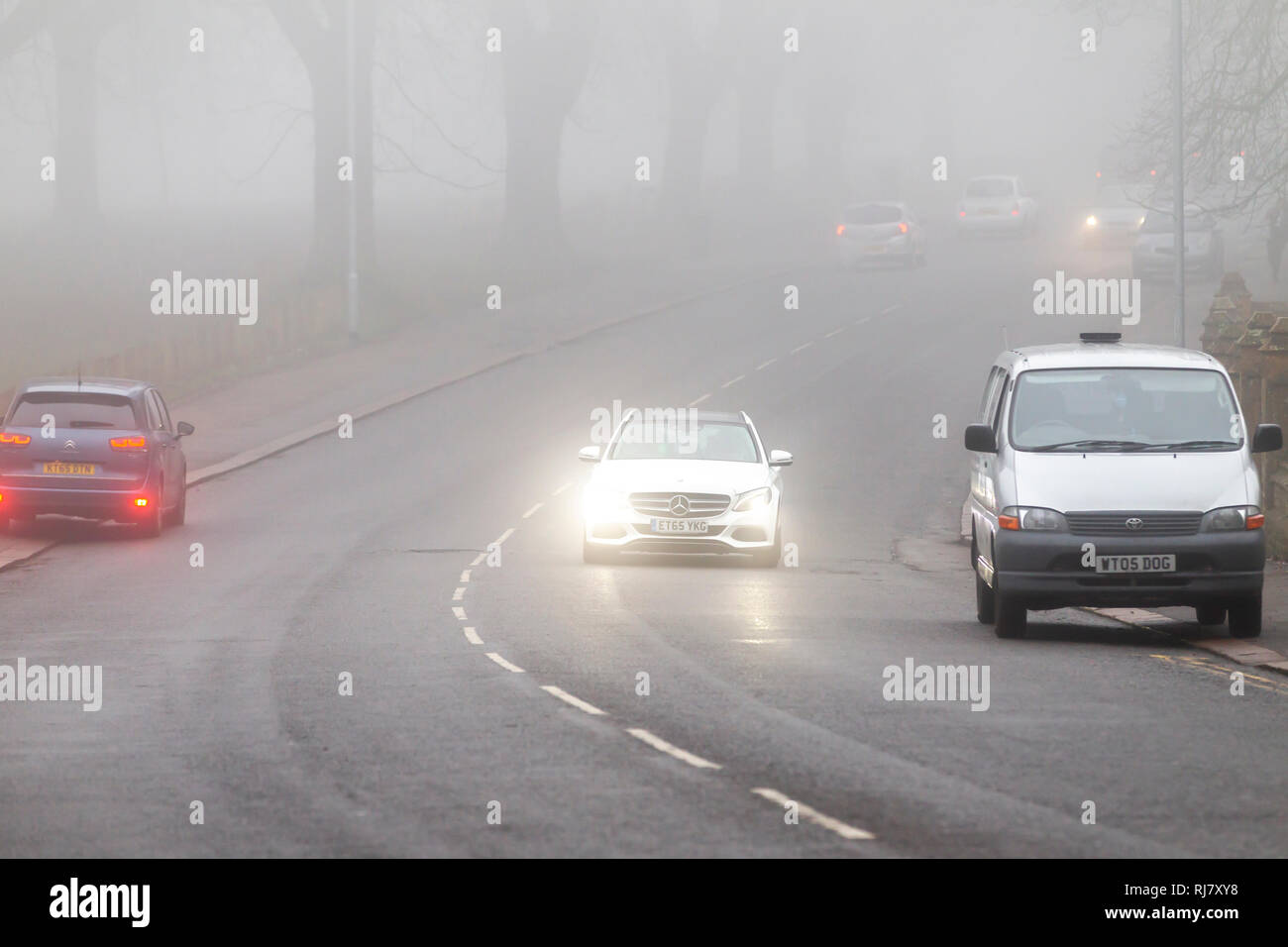 Northampton. Royaume-uni 5 février 2019. Un misty pour la journée pour les navetteurs sur Park Avenue South, le trafic est faible en raison des conditions météo. Credit : Keith J Smith./Alamy Live News Banque D'Images