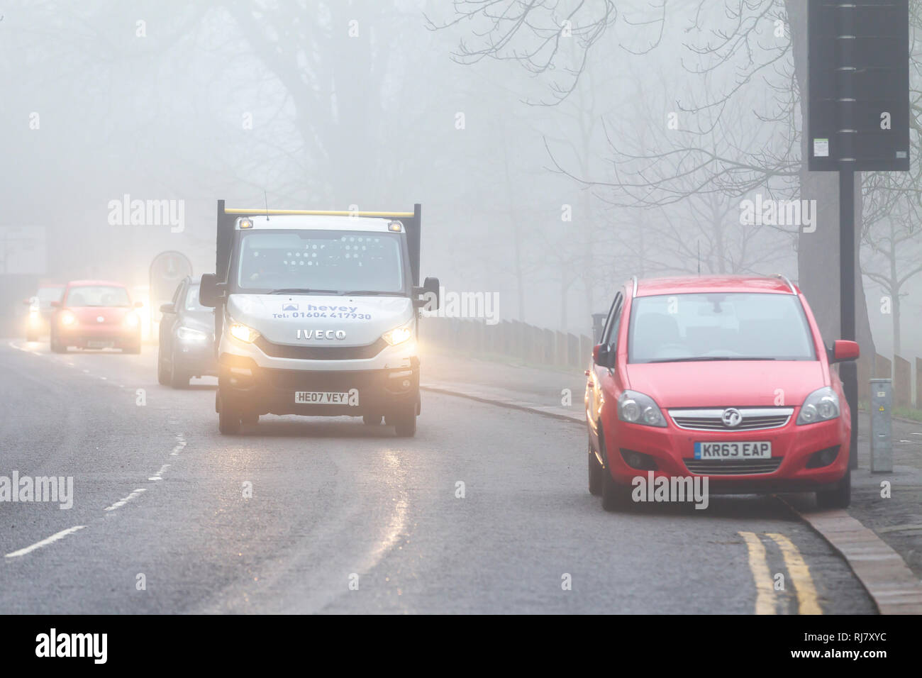Northampton. Royaume-uni 5 février 2019. Un misty pour la journée pour les navetteurs sur Park Avenue South, le trafic est faible en raison des conditions météo. Credit : Keith J Smith./Alamy Live News Banque D'Images