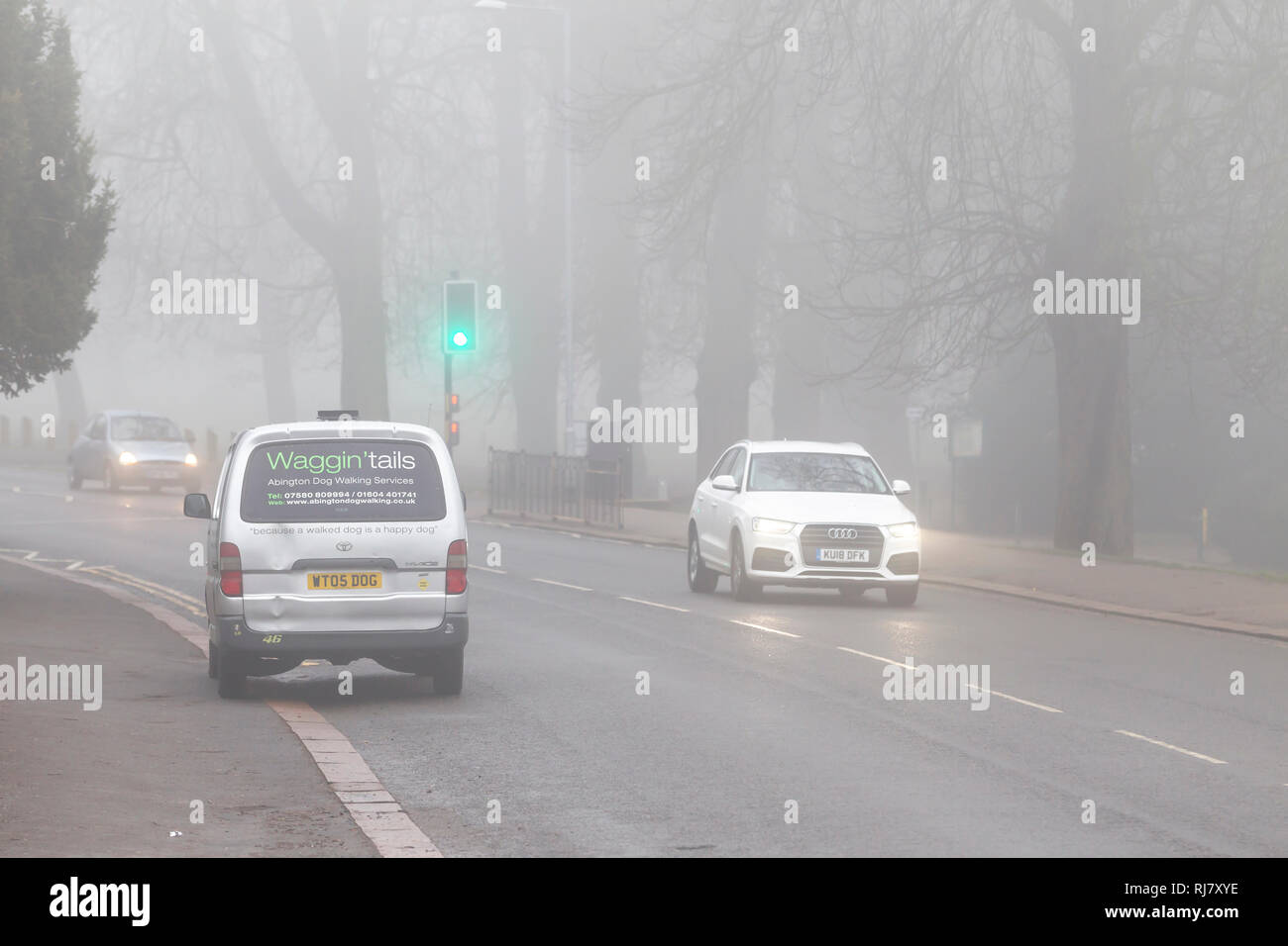 Northampton. Royaume-uni 5 février 2019. Un misty pour la journée pour les navetteurs sur Park Avenue South, le trafic est faible en raison des conditions météo. Credit : Keith J Smith./Alamy Live News Banque D'Images