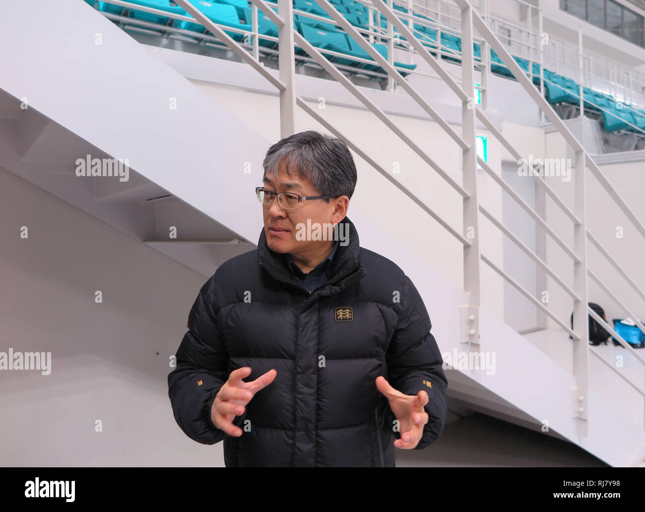 28 janvier 2019, la Corée du Sud, Gangneung : Choi Jong a gagné, le directeur de l'aréna de hockey sur glace de Gangneung et dans d'autres endroits de la 2018 Jeux Olympiques d'hiver à Pyeongchang, gesticulait pendant une entrevue dans le centre de Hockey de Gangneung. Les arènes de sports dans le Parc olympique de Gangneung, sur la côte est de la Corée du Sud donne l'impression que l'anneau spectacle pourrait commencer de nouveau demain. Aucun signe visible de détérioration. (Dpa 'un an après Pyeongchang - le lourd héritage des Jeux d'hiver') Photo : Dirk Godder/dpa Banque D'Images