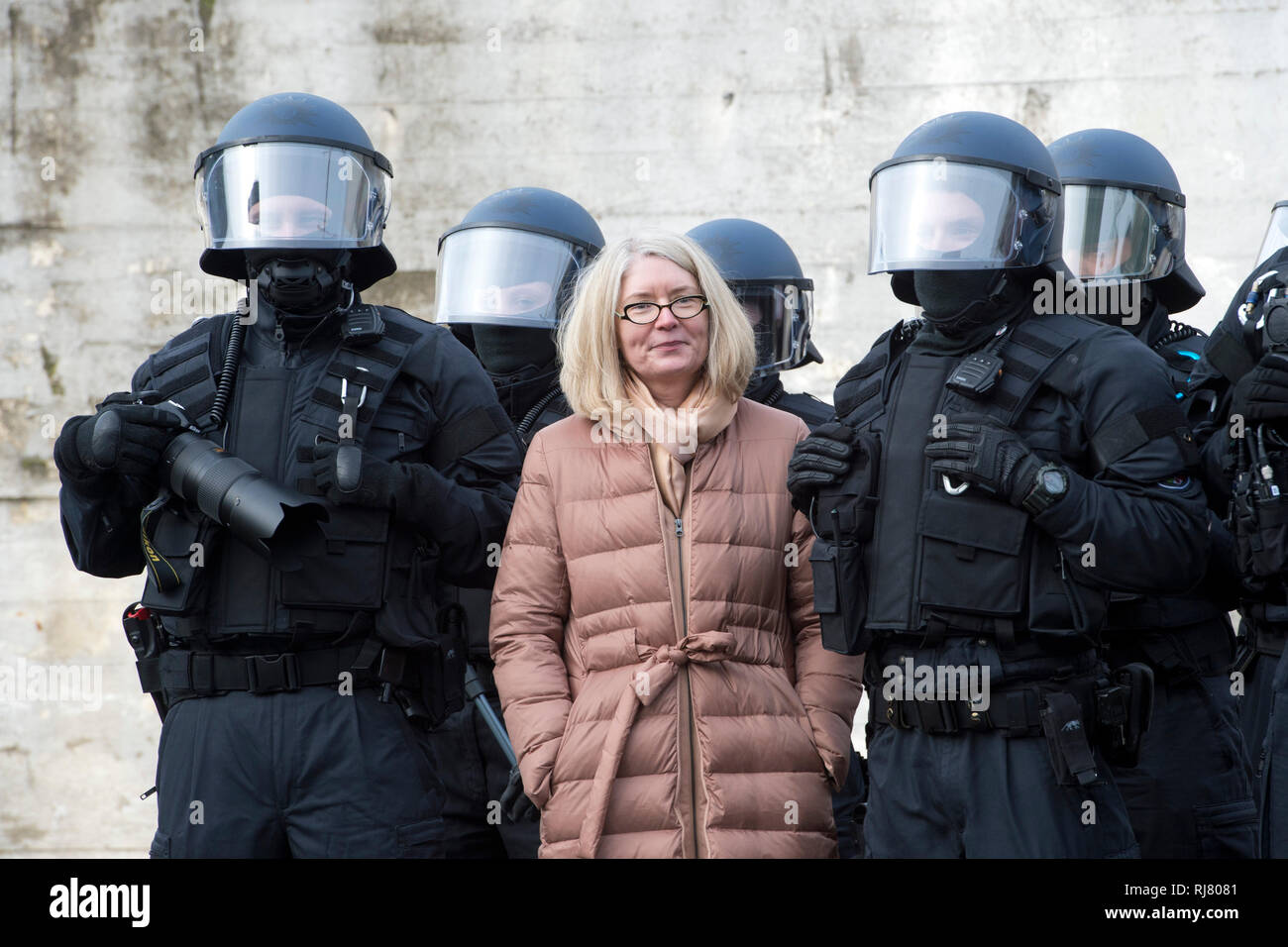 Bochum, Allemagne. Le 04 février, 2019. Kerstin WITTMEIER, chef de la police de Bochum, en conversation avec les agents de police de l'OFS, NRW Le ministre de l'intérieur, Herbert Reul met la nouvelle preuve de l'unité de conservation et de l'arrestation de BFE du Land en service, 05.02.2019 à Bochum. Utilisation dans le monde entier | Credit : dpa/Alamy Live News Banque D'Images