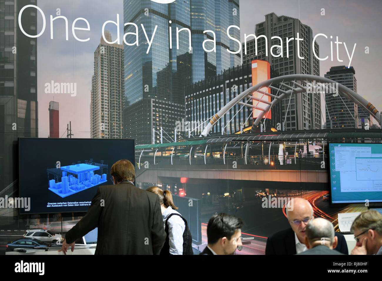 Essen, Allemagne. 05 févr., 2019. Les visiteurs à son stand à la foire "E-world energy & water'. Du 5 au 7 février, le secteur de l'énergie se réunira à l'Europe du secteur de l'énergie, des expositions Messe Essen. Credit : Ina Fassbender/dpa/Alamy Live News Banque D'Images