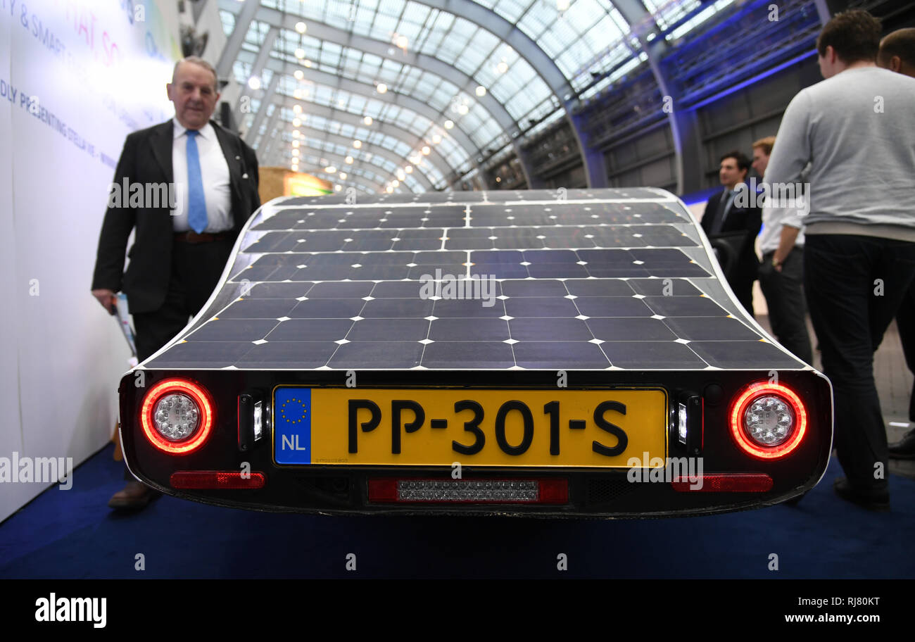 Essen, Allemagne. 05 févr., 2019. Un visiteur se trouve à côté de la voiture solaire Stella Vie à la foire "E-world energy & water'. Du 5 au 7 février, le secteur de l'énergie se réunira à l'Europe du secteur de l'énergie, des expositions Messe Essen. Credit : Ina Fassbender/dpa/Alamy Live News Banque D'Images