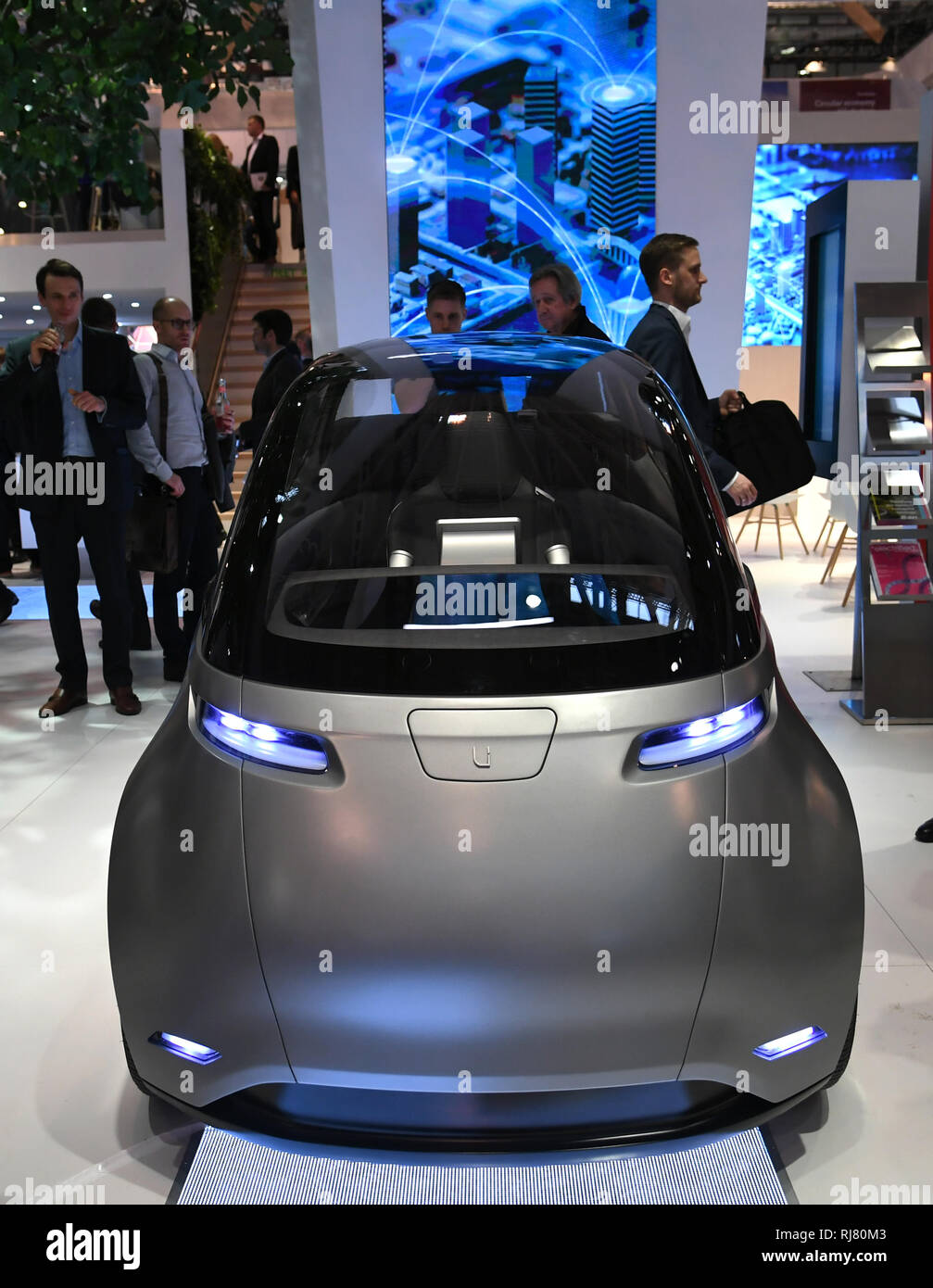 Essen, Allemagne. 05 févr., 2019. Les visiteurs se tiennent près de la voiture électrique suédois unis l'un sur le stand de fournisseur d'énergie E.ON à l 'E-world energy & water' des expositions. Du 5 au 7 février, le secteur de l'énergie se réunira à l'Europe du secteur de l'énergie, des expositions Messe Essen. Credit : Ina Fassbender/dpa/Alamy Live News Banque D'Images