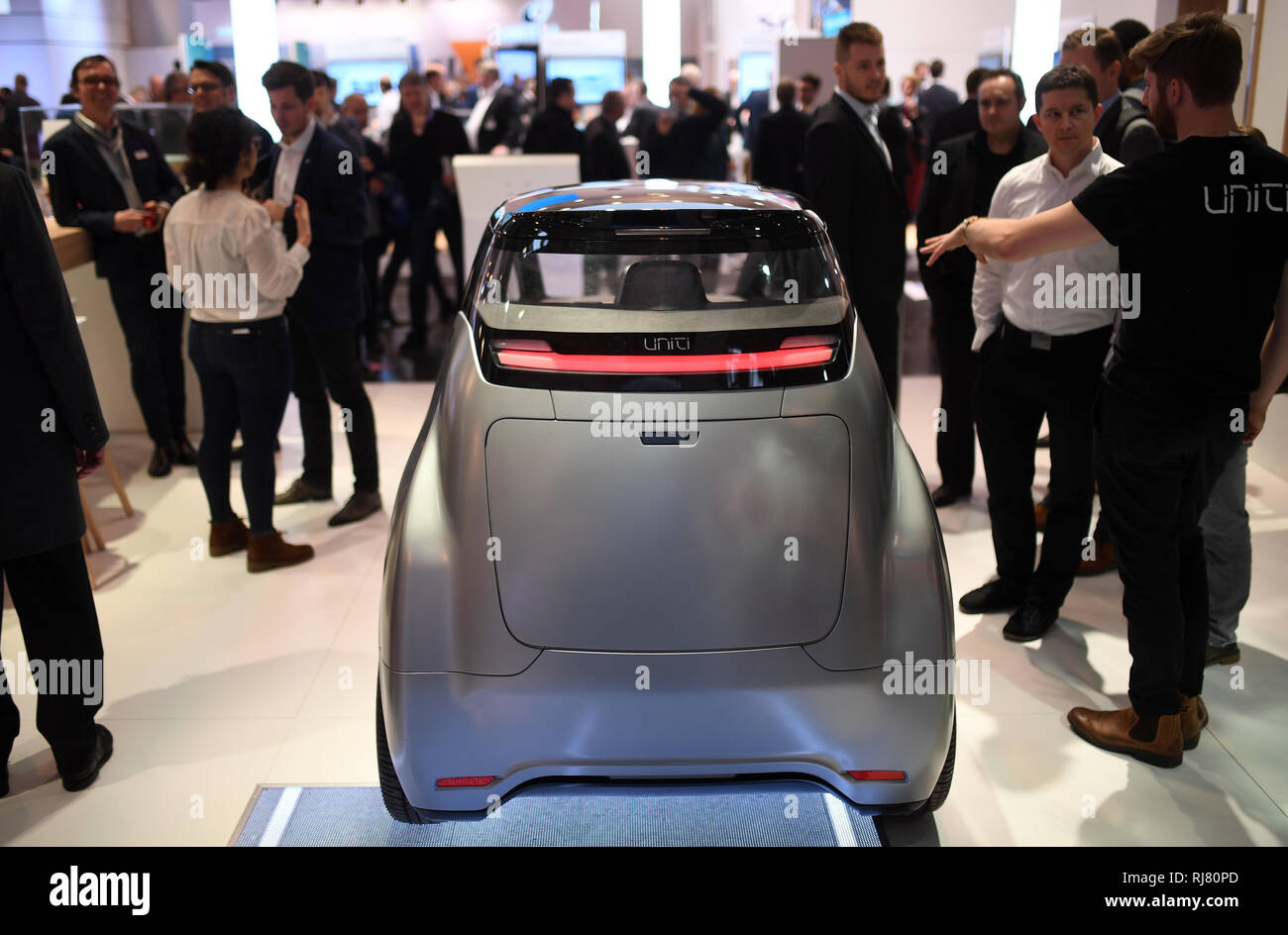 Essen, Allemagne. 05 févr., 2019. Les visiteurs se tiennent près de la voiture électrique suédois unis l'un sur le stand de fournisseur d'énergie E.ON à l 'E-world energy & water' des expositions. Du 5 au 7 février, le secteur de l'énergie se réunira à l'Europe du secteur de l'énergie, des expositions Messe Essen. Credit : Ina Fassbender/dpa/Alamy Live News Banque D'Images
