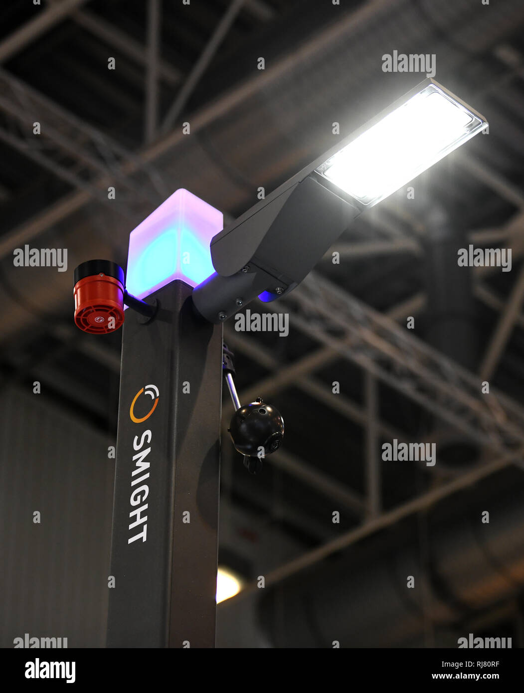Essen, Allemagne. 05 févr., 2019. Le réverbère SM !GHT est sur le stand de fournisseur d'énergie EnBW à la foire "E-world energy & water'. Du 5 au 7 février, le secteur de l'énergie se réunira à l'Europe du secteur de l'énergie, des expositions Messe Essen. Credit : Ina Fassbender/dpa/Alamy Live News Banque D'Images