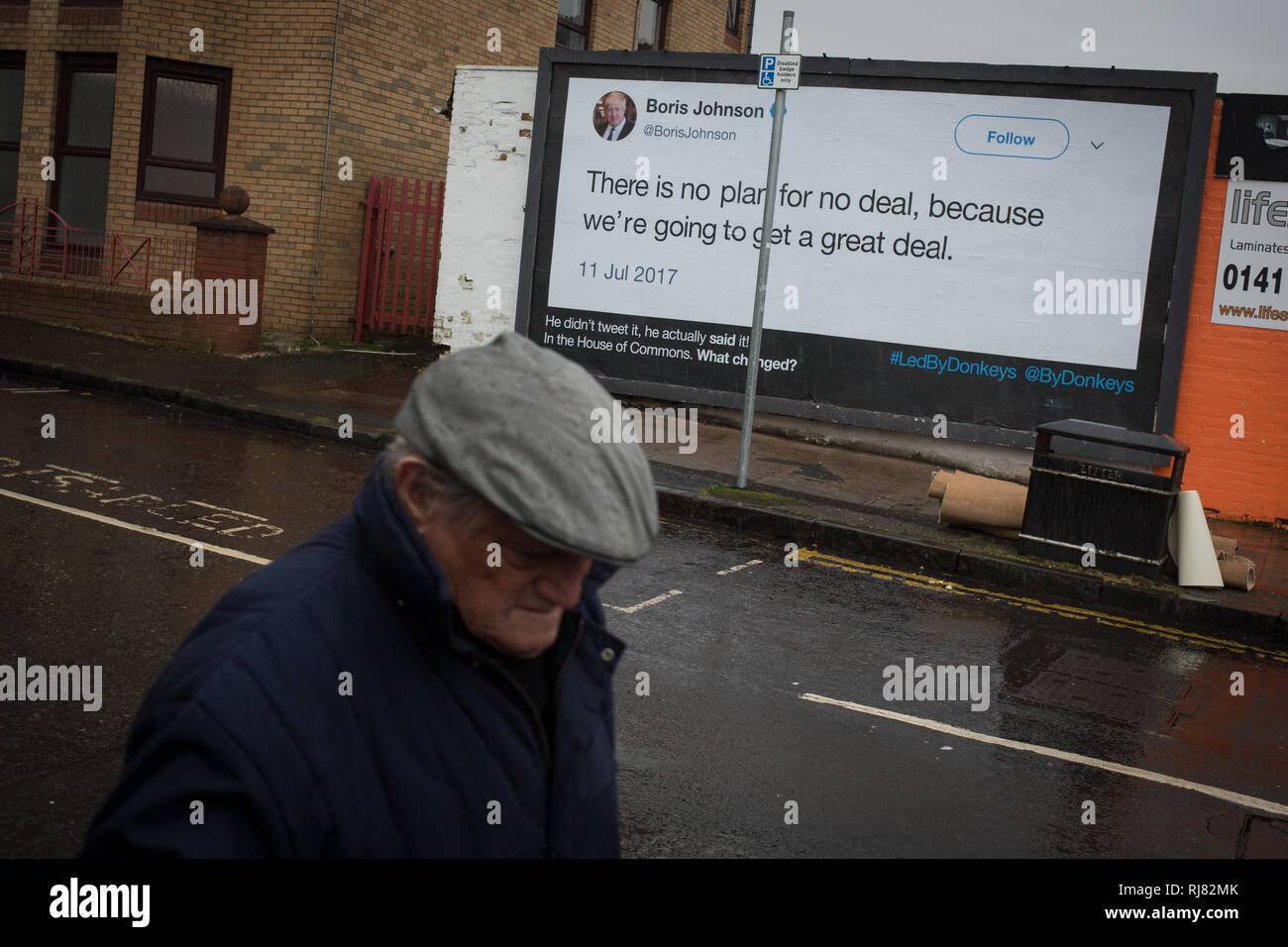 Glasgow, Ecosse, le 5 février 2019. Billboard par le groupe anti-Brexit 'led' par des ânes, montrant une citation de MP Conservateur Boris Johnson dans lequel il parle de la grande Grande Bretagne aurait sur la sortie de l'UE, dans l'East End de Glasgow, Ecosse, le 5 février 2019. La campagne d'affichage de la guérilla est l'initiative de six amis qui crowdfunded d'argent pour être en mesure de publier ce qu'ils croient sont les "pays le plus grand se trouve'. Image Crédit : Jeremy Sutton-Hibbert/Alamy Live News. Banque D'Images