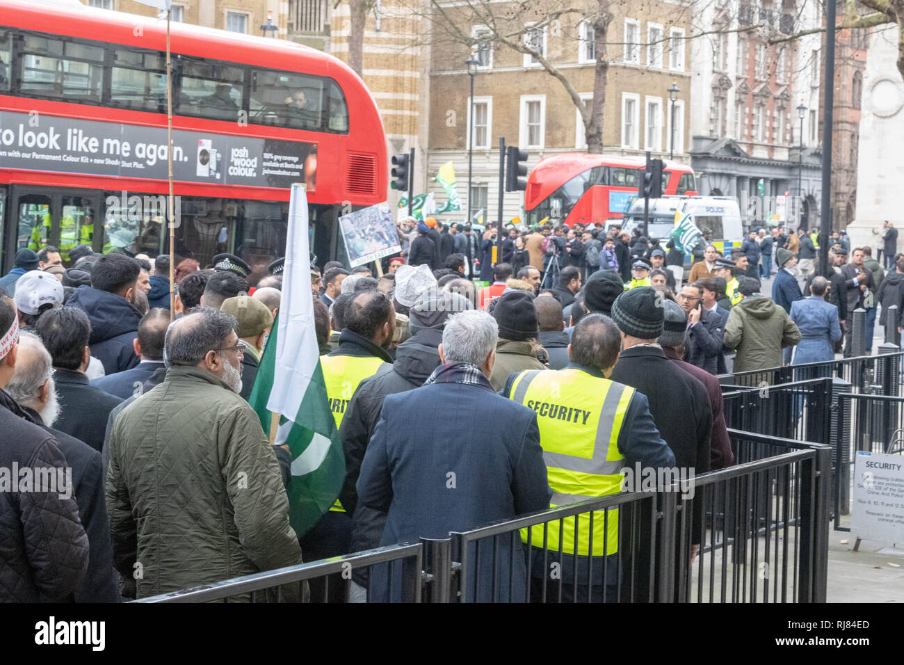 Londres, Royaume-Uni. 5 février 2019, d'un désordre éclata entre pro et anti l'Inde des groupes à l'extérieur de Downing Street et le bureau du Cabinet à l'Assemblée annuelle de solidarité Cachemire protester à Whitehall, protestant contre l'auteur présumé de l'Armée de l'occupation du Cachemire indien marquant l'appui du Pakistan pour le peuple du territoire du nord du Jammu-et-Cachemire Credit Ian Davidson/Alamy Live News Banque D'Images