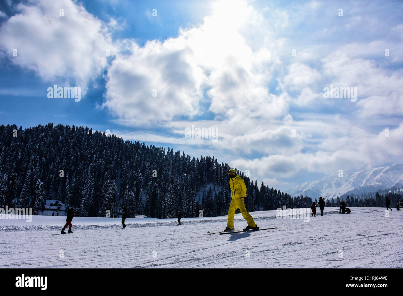 Le ski prend place dans le pied des collines de la colline de Gulmarg station dans le district de Baramulla, quelque 55 kilomètres de Srinagar, dans l'État indien du Jammu-et-Cachemire, le 03 février 2019. 3, 2019. Gulmarg est considérée comme l'une des meilleures destinations de ski à travers le monde et il est situé dans les contreforts de l'Himalaya à une altitude de 9000 pieds au-dessus du niveau de la mer : Crédit Muzamil Mattoo/IMAGESLIVE/ZUMA/Alamy Fil Live News Banque D'Images