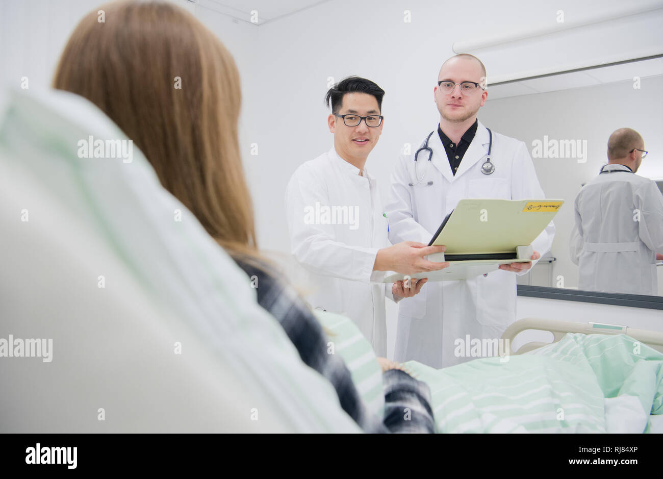 Hanovre, Allemagne. 05 févr., 2019. Philip Bintaro (l), chef de la skills Lab' à l'École de médecine de Hanovre (MHH), étudiant en médecine trains Vincent Lubbe pour communiquer avec un patient fictif mis en scène (scène). Dans le laboratoire de la MHH, les étudiants en médecine peuvent apprendre techniques pratiques et compétences médicales invasives - et la pratique de la communication entre médecins et patients. Credit : Julian Stratenschulte/dpa/Alamy Live News Banque D'Images