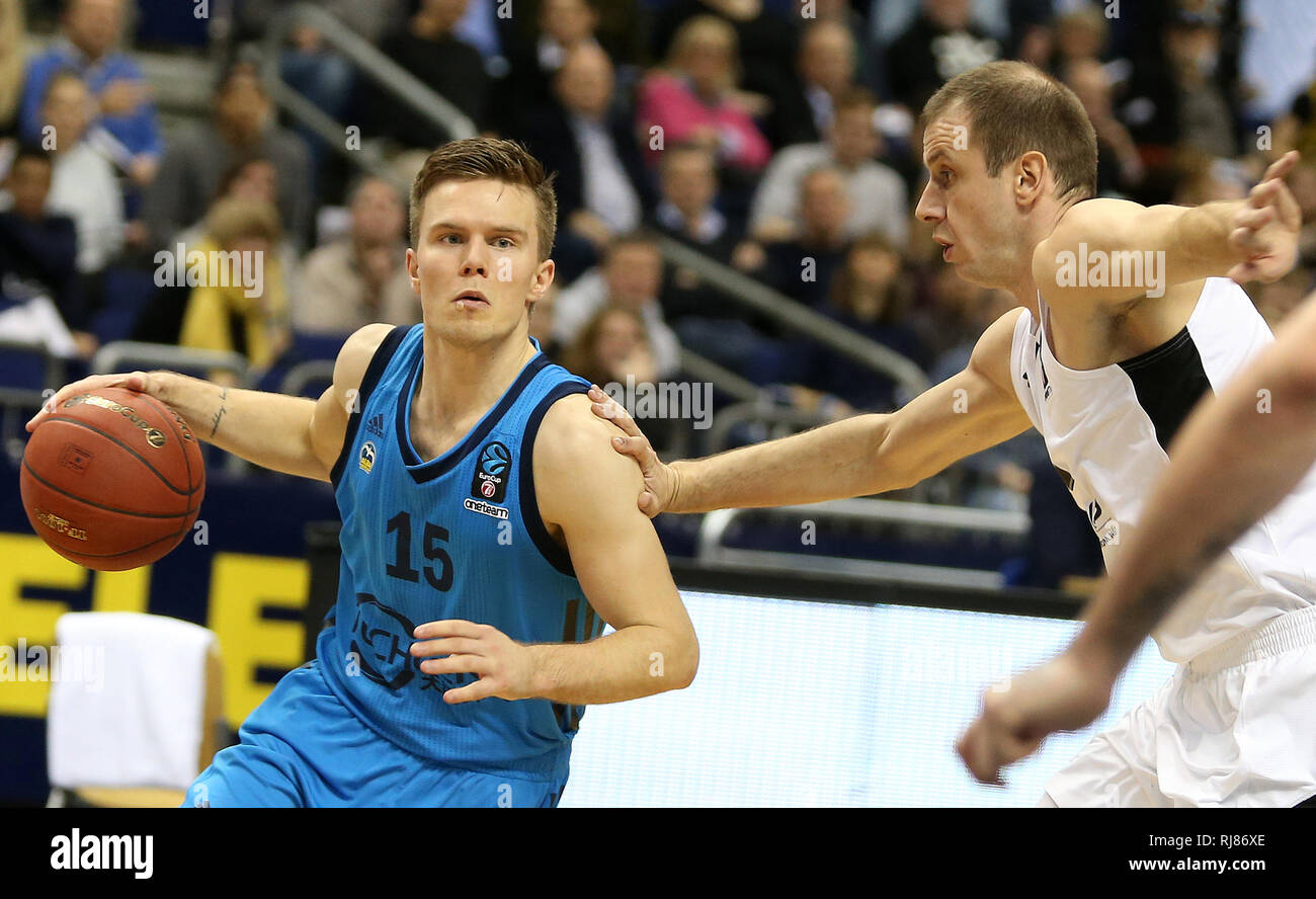 Berlin, Allemagne. 05 févr., 2019. Basket-ball : Eurocup, Alba Berlin - Partizan Belgrade, ronde intermédiaire, groupe E, 6ème journée. De gauche à droite Albas Martin (l) Hermannsson contre Novica Velickovic du Partizan Belgrade. Crédit : Andreas Gora/dpa/Alamy Live News Banque D'Images
