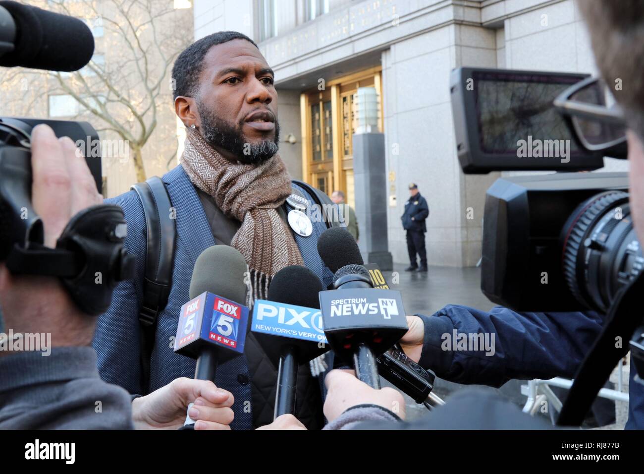 New York, NY, USA. Feb, 2019 5. Leader adjoint du New York City Council Jumaane Williams s'adressera aux médias à l'extérieur de la cour fédérale américaine chambre le 5 février 2019. Williams qui est en cours d'exécution pour la promotion publique de la ville de New York en 2019, ont participé à une audience devant un juge fédéral chargé de l'affaire de New York détenus dans le centre de détention métropolitain, Brooklyn (Brooklyn), MDC à gauche dans 'gel' lorsque l'état de torture de MDC a subi une coupure de courant pendant la récente extrêmement froid. © 2019 Ronald G. Lopez/DigiPixsAgain.us/Alamy Live News Banque D'Images