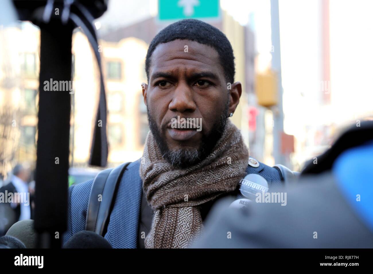 New York, NY, USA. Feb, 2019 5. Leader adjoint du New York City Council Jumaane Williams s'adressera aux médias à l'extérieur de la cour fédérale américaine chambre le 5 février 2019. Williams qui est en cours d'exécution pour la promotion publique de la ville de New York en 2019, ont participé à une audience devant un juge fédéral chargé de l'affaire de New York détenus dans le centre de détention métropolitain, Brooklyn (Brooklyn), MDC à gauche dans 'gel' lorsque l'état de torture de MDC a subi une coupure de courant pendant la récente extrêmement froid. © 2019 Ronald G. Lopez/DigiPixsAgain.us/Alamy Live News Banque D'Images