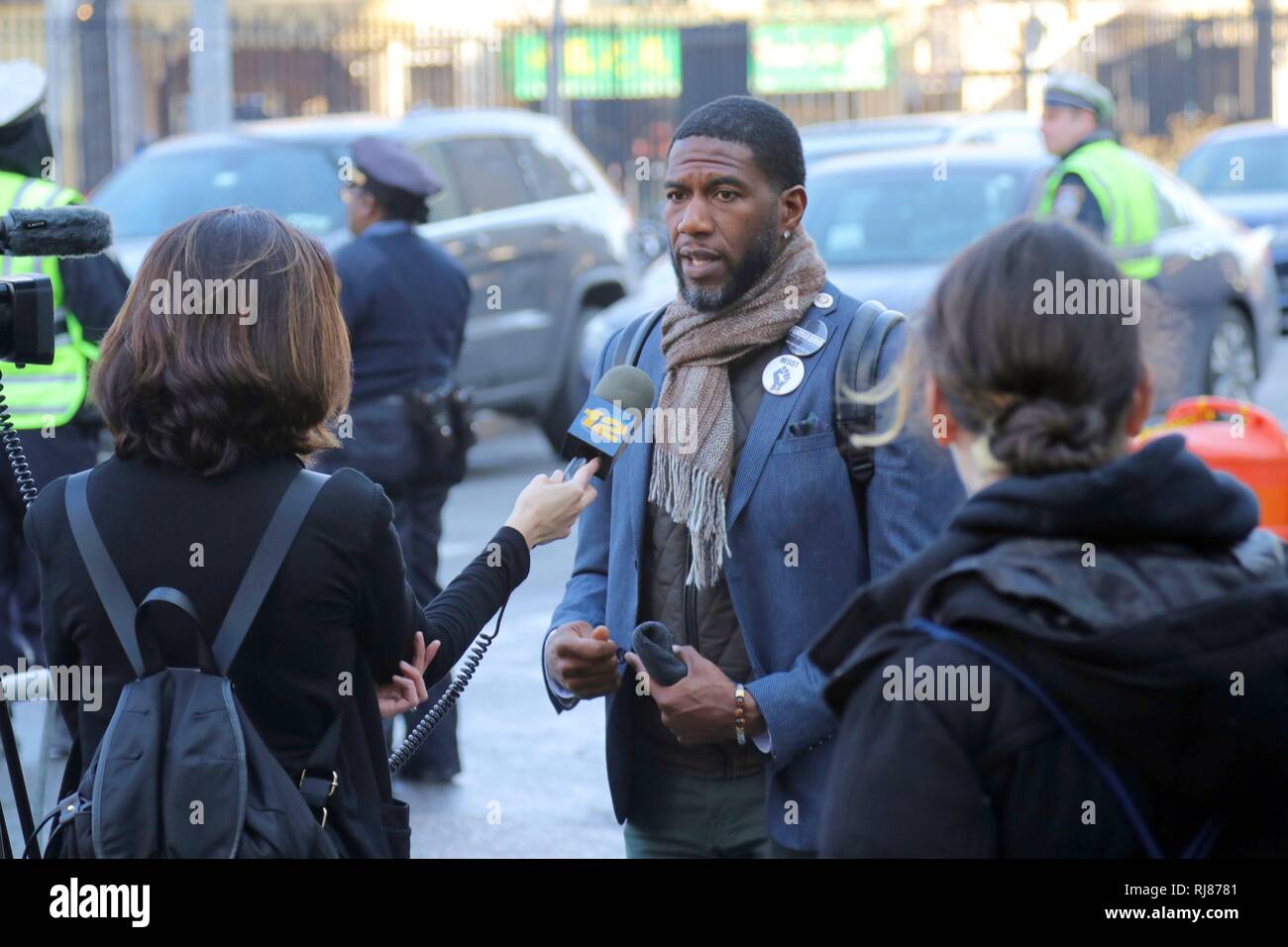 New York, NY, USA. Feb, 2019 5. Leader adjoint du New York City Council Jumaane Williams s'adressera aux médias à l'extérieur de la cour fédérale américaine chambre le 5 février 2019. Williams qui est en cours d'exécution pour la promotion publique de la ville de New York en 2019, ont participé à une audience devant un juge fédéral chargé de l'affaire de New York détenus dans le centre de détention métropolitain, Brooklyn (Brooklyn), MDC à gauche dans 'gel' lorsque l'état de torture de MDC a subi une coupure de courant pendant la récente extrêmement froid. © 2019 Ronald G. Lopez/DigiPixsAgain.us/Alamy Live News Banque D'Images