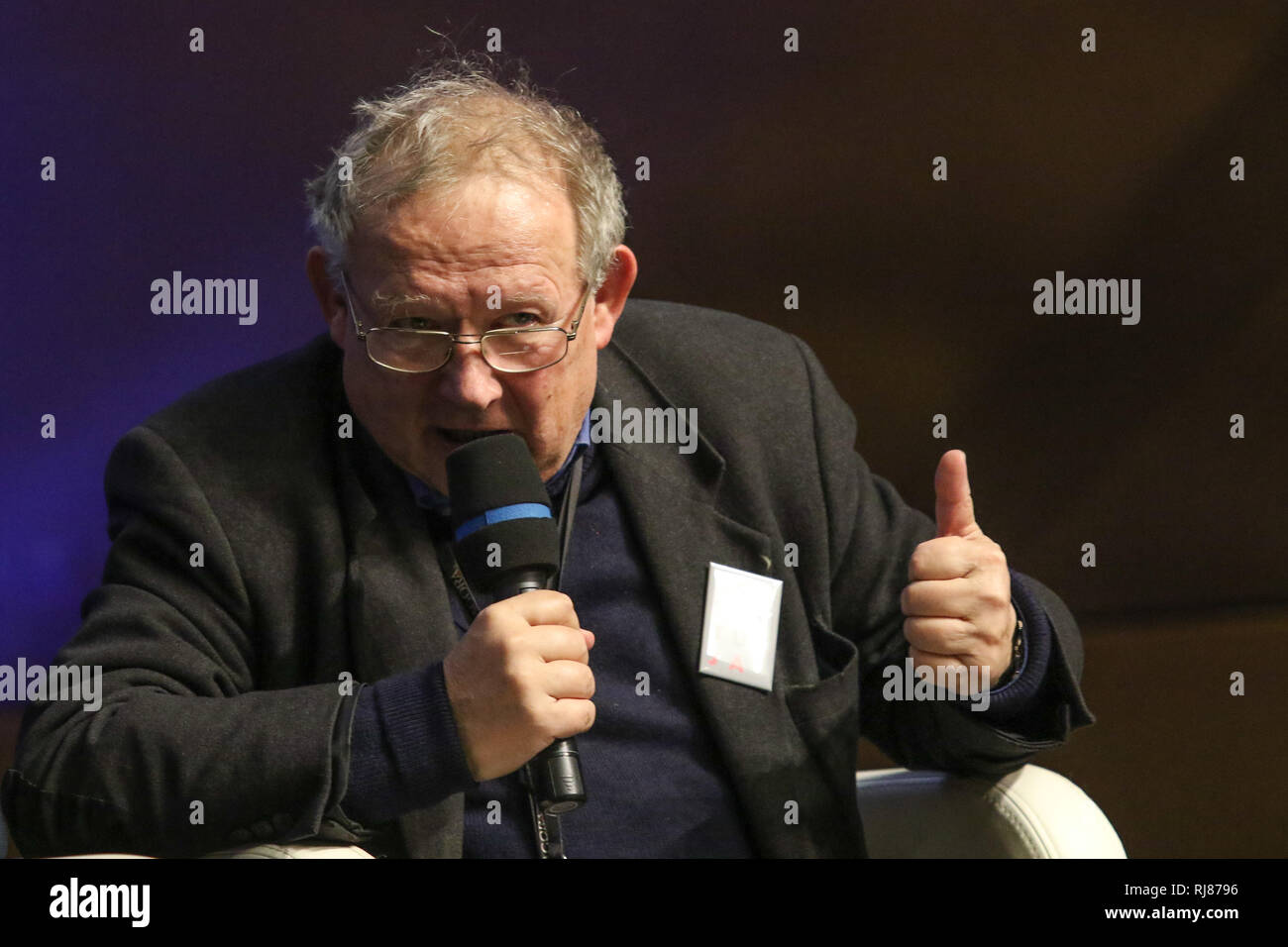 Gdansk, Pologne. , . Adam Michnik - historien polonais, essayiste, ancien dissident, les droits de propriété intellectuelle, et le rédacteur en chef de la Gazeta Wyborcza newspaper est vu . Le 6 février 1989, les représentants du régime communiste et l'opposition, le mouvement de solidarité s'est assis à la Table ronde pour la première fois de tenir des pourparlers qui a initié et en est venu à symboliser une transition pacifique du pouvoir en Pologne. Michnik, Friszke et Reykowski - la Table ronde 89 participants ont parlé en ECS sur l'histoire derrière les pourparlers. Crédit : Max/Ardulf Alamy Live News Banque D'Images