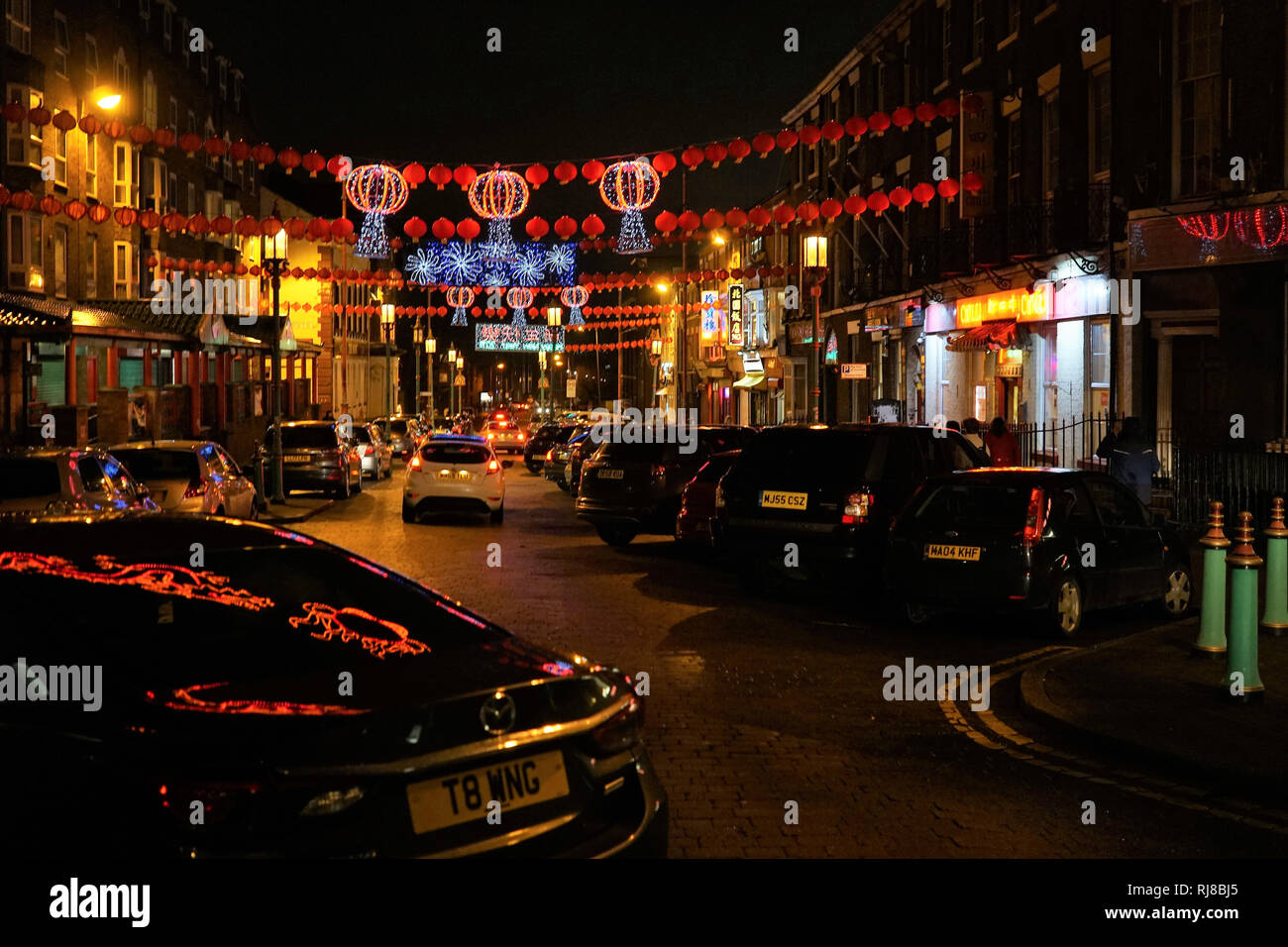Liverpool, Royaume-Uni. 5 Février, 2019. Lanternes chinoises et feux colorés Nelson Street, mardi soir, le 5 février, dans le quartier chinois de Liverpool pour le début du Nouvel An chinois. Credit : Pak Hung Chan/Alamy Live News Banque D'Images