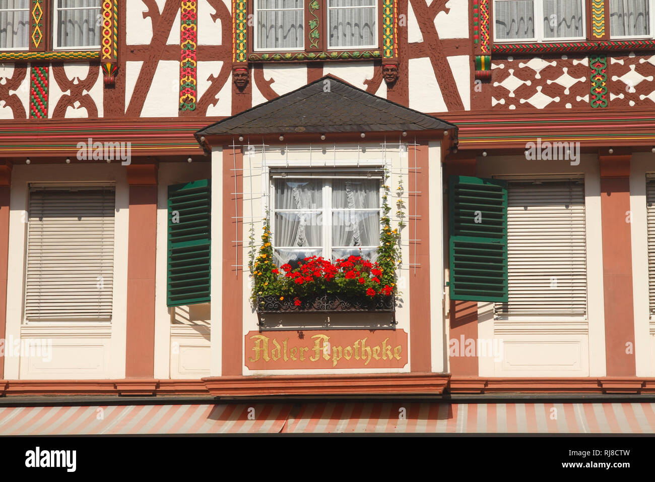 Adlerapotheke, Fenster, Marktplatz mit Fachwerkhaus in der Altstadt von  Bernkastel, Bernkastel-Kues, Rheinland-Pfalz, Deutschland Photo Stock -  Alamy
