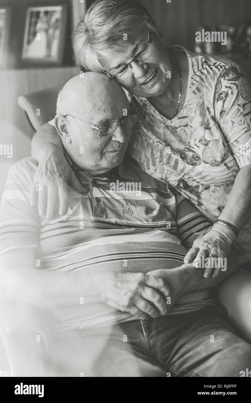 Seniorenpaar Glückliches Zuhause, Mann im Rollstuhl, s/w Banque D'Images