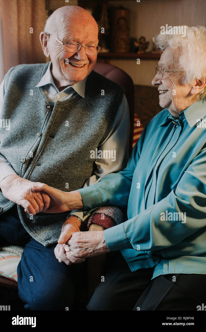 Seniorenpaar hält sich den Händen, glücklich, lachen, Banque D'Images