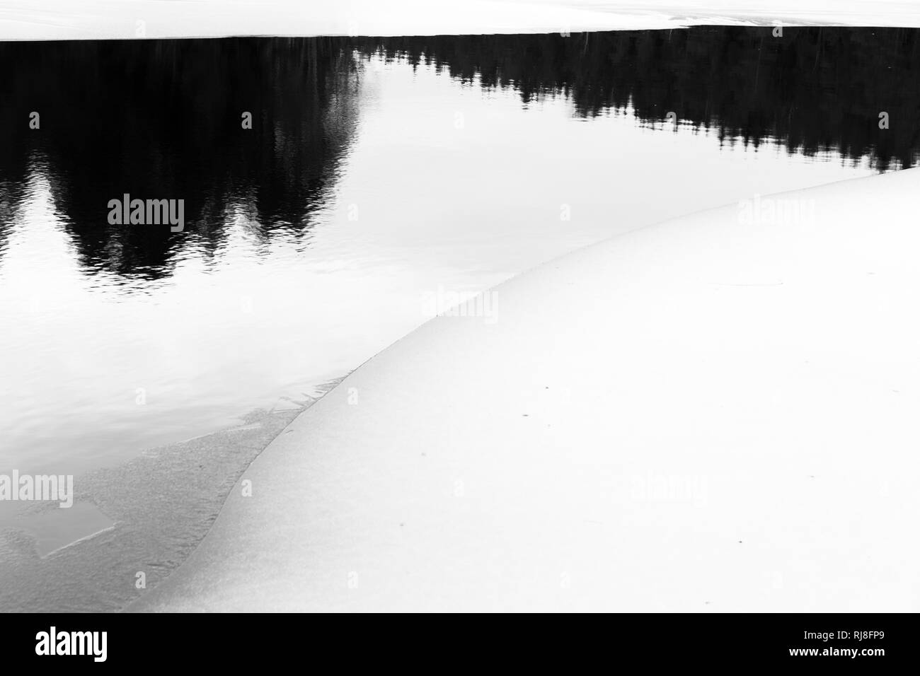 Schweden, hiver, Spiegelung im Wasser mit Bäumen und Schnee, EIS Banque D'Images