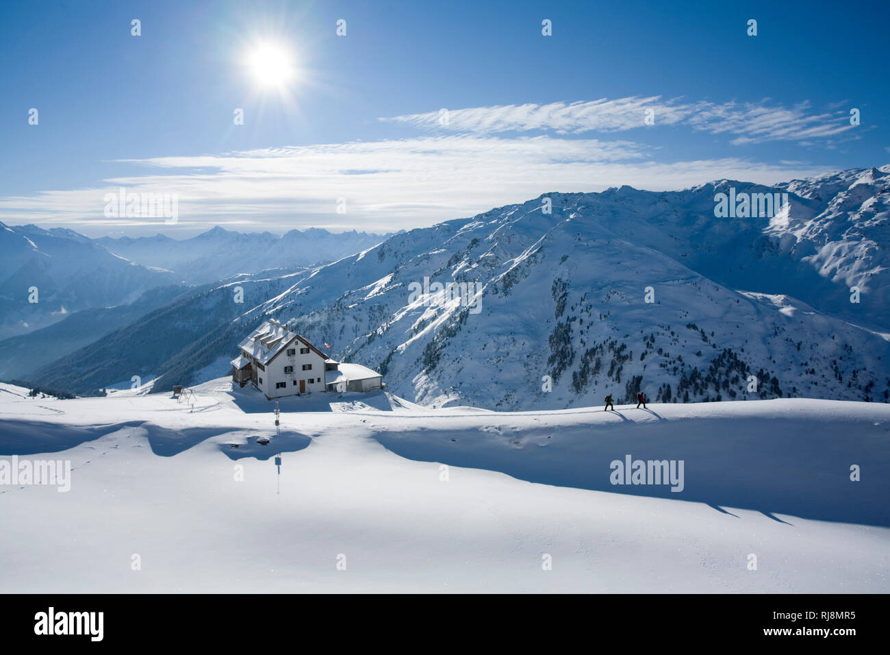 Schneeschuhgänger über der (Rastkogelhütte,,, Tirol, Österreich Banque D'Images